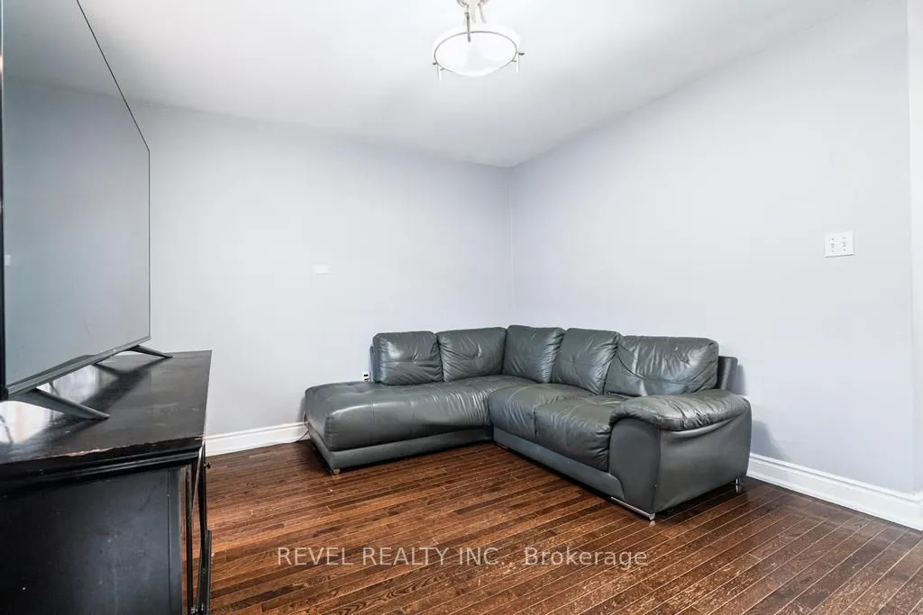 1124 Kelly Gate