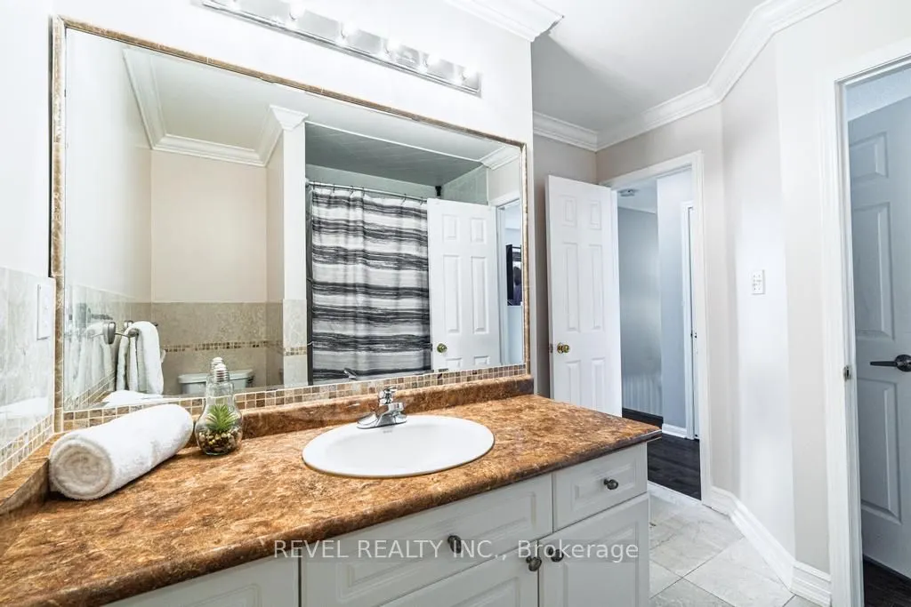1124 Kelly Gate