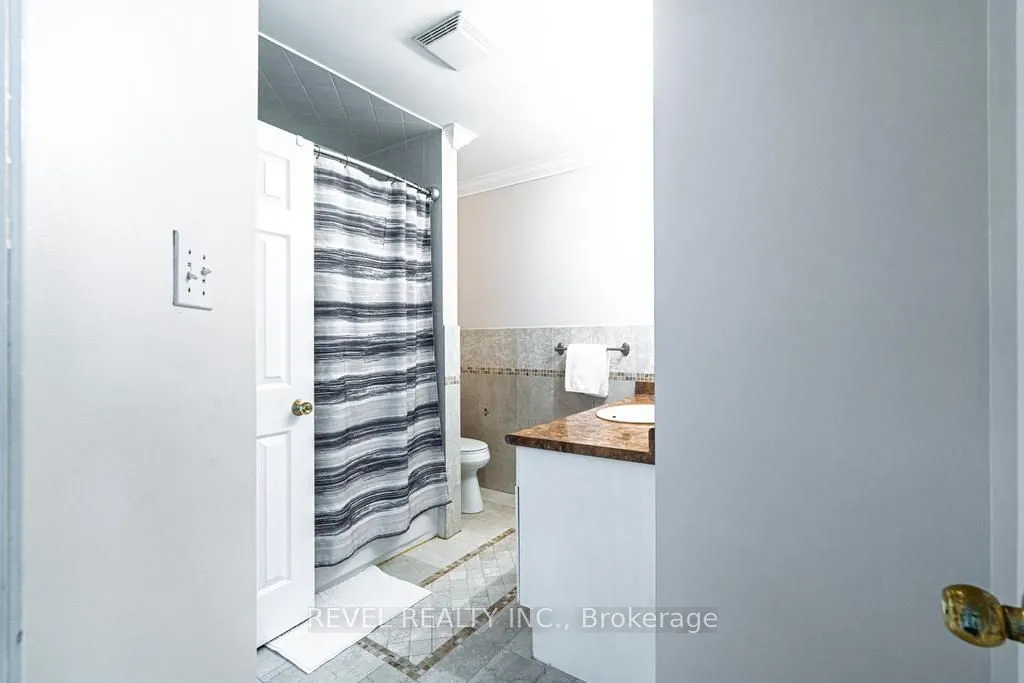 1124 Kelly Gate