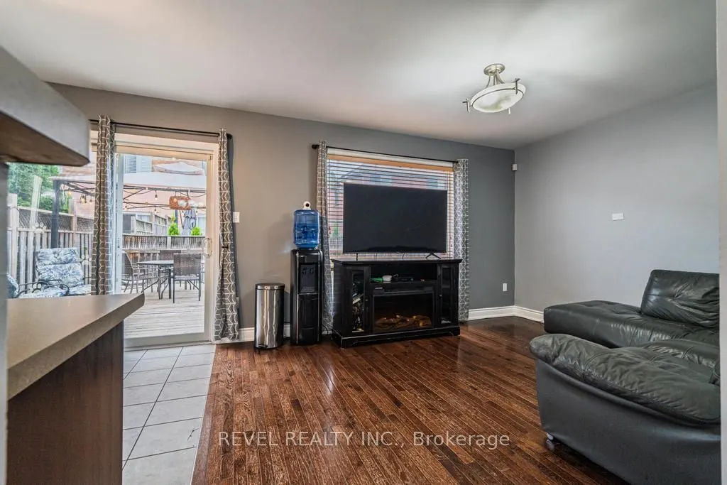 1124 Kelly Gate