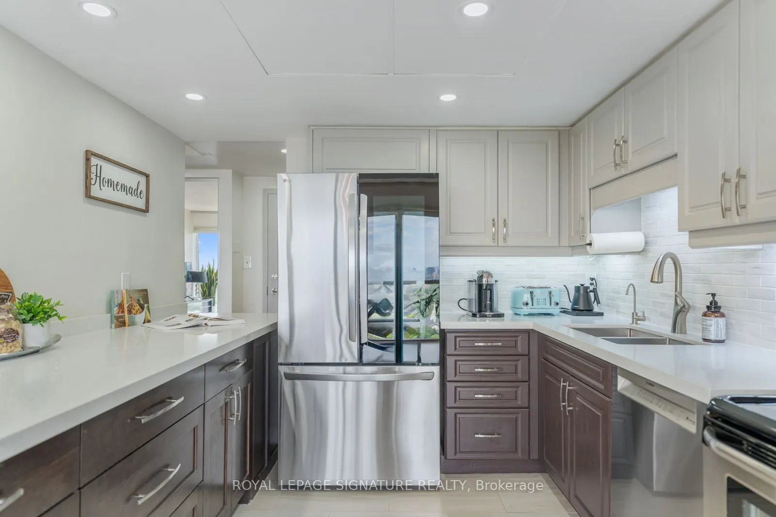 880 Dundas Street W, #LPH4