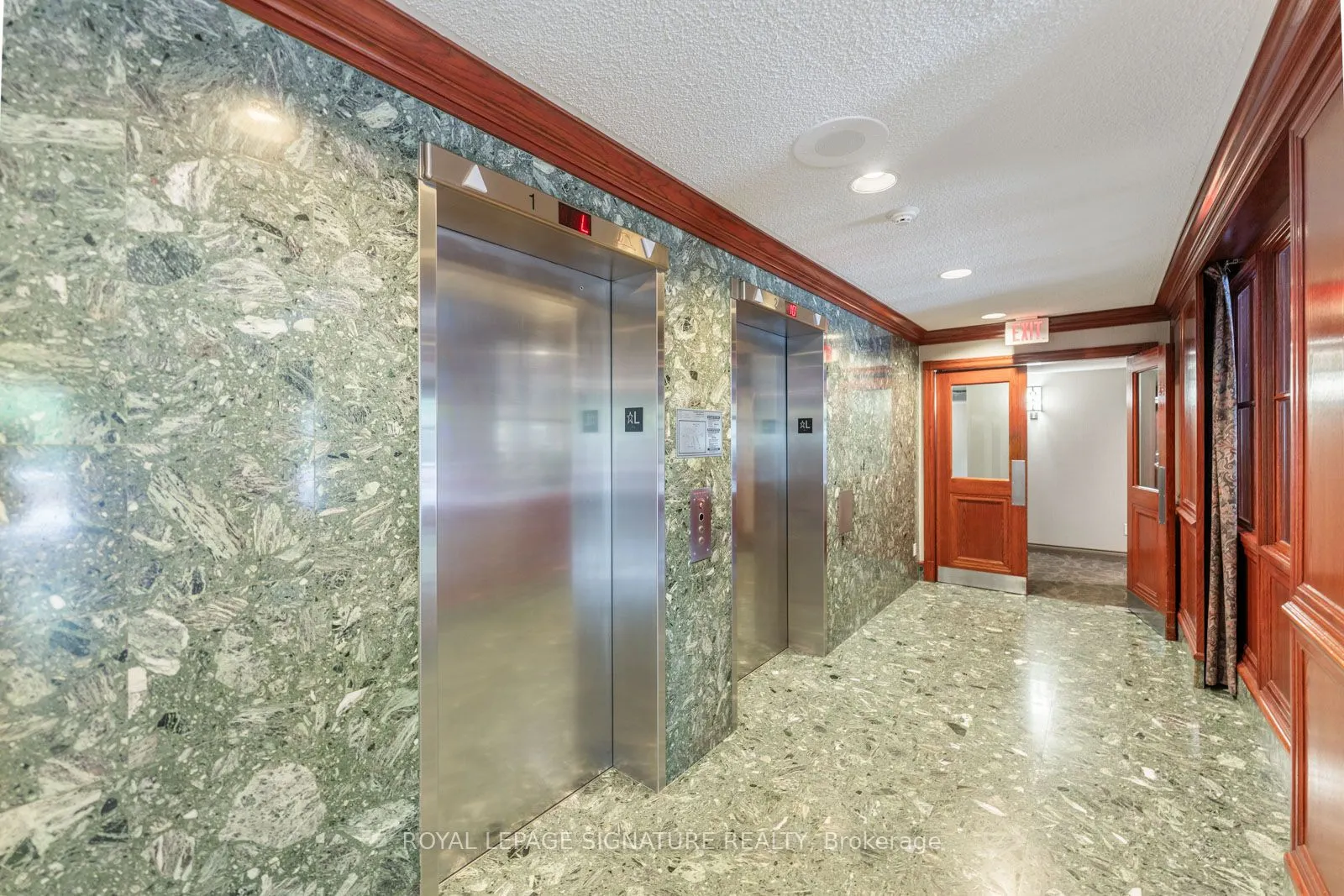 880 Dundas Street W, #LPH4