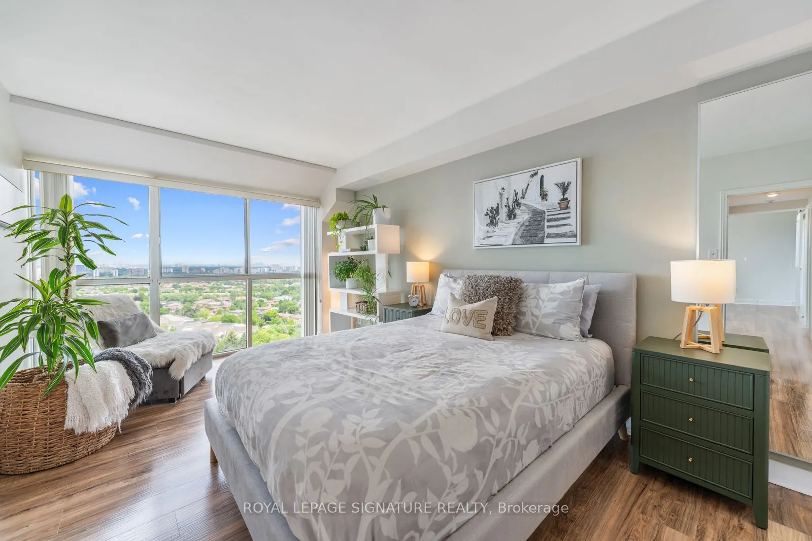 880 Dundas Street W, #LPH4
