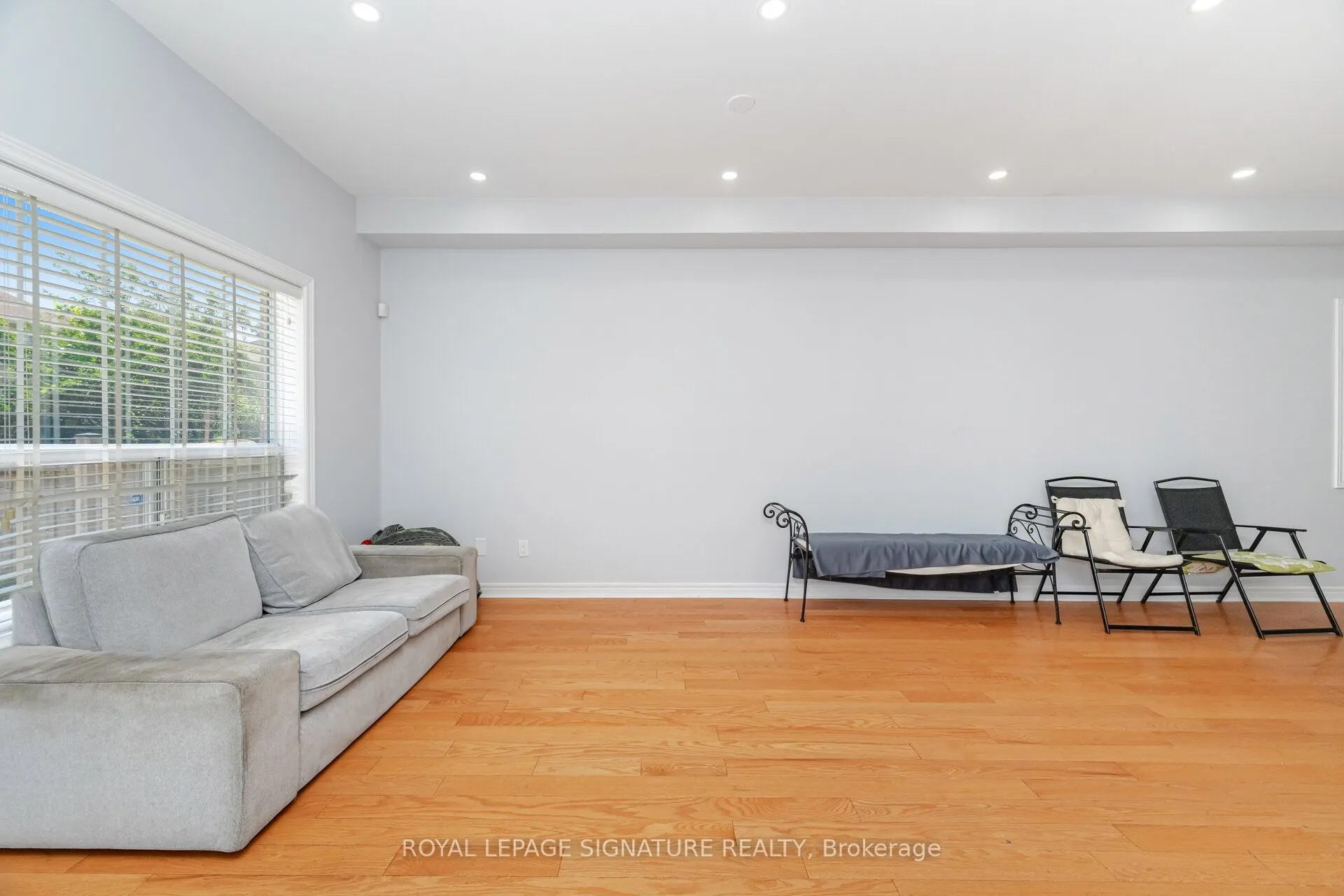 443 Comiskey Crescent