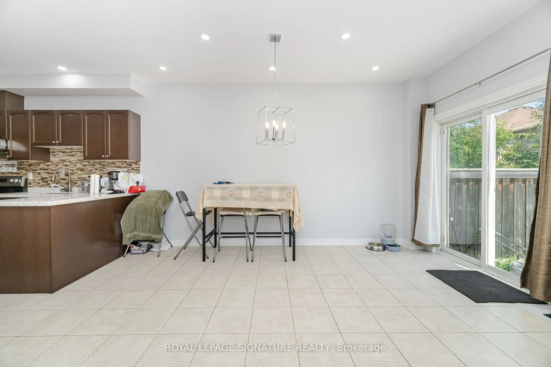 443 Comiskey Crescent