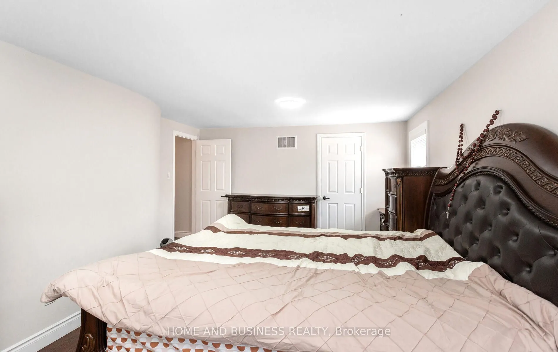 6919 Hickling Crescent
