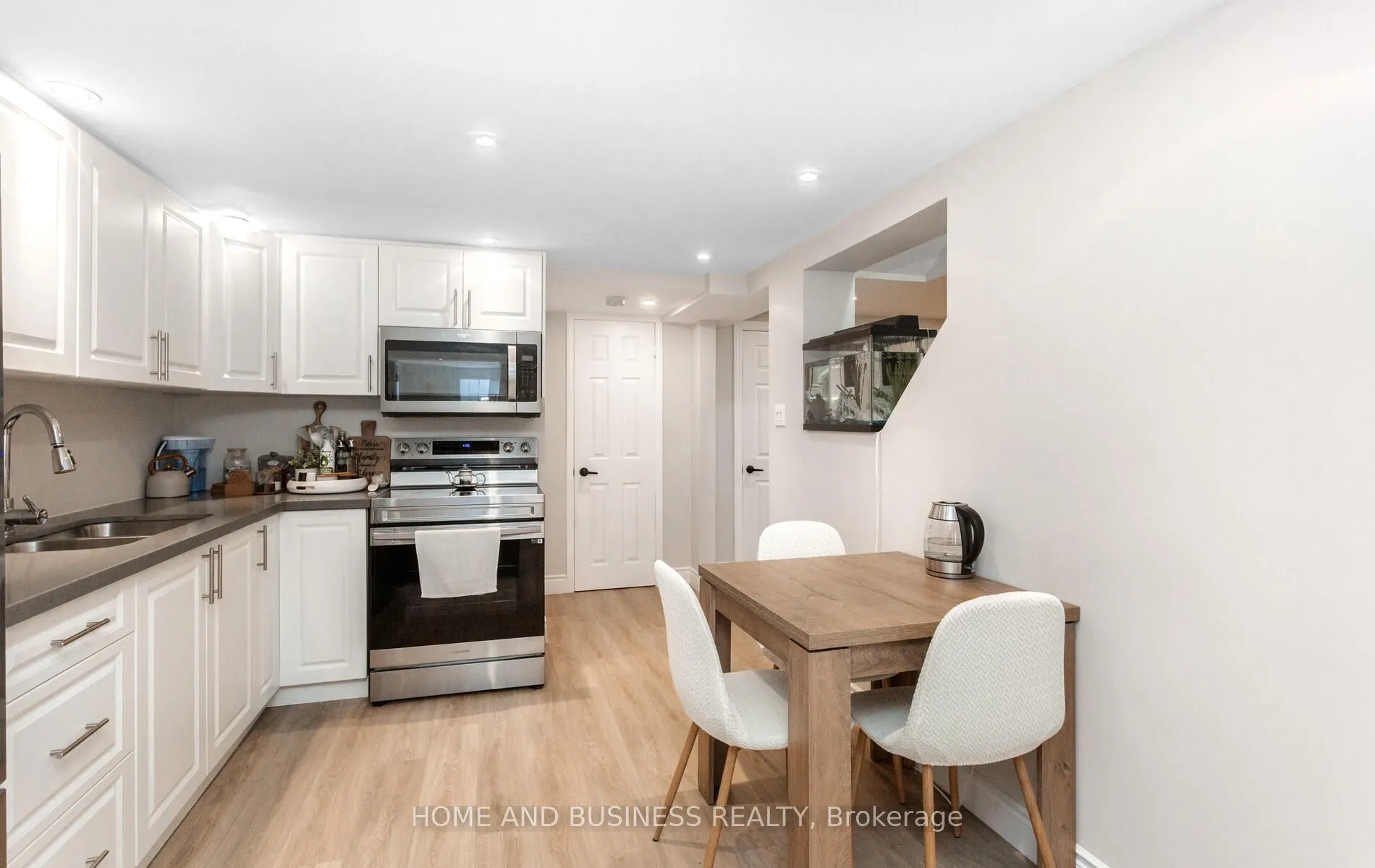 6919 Hickling Crescent