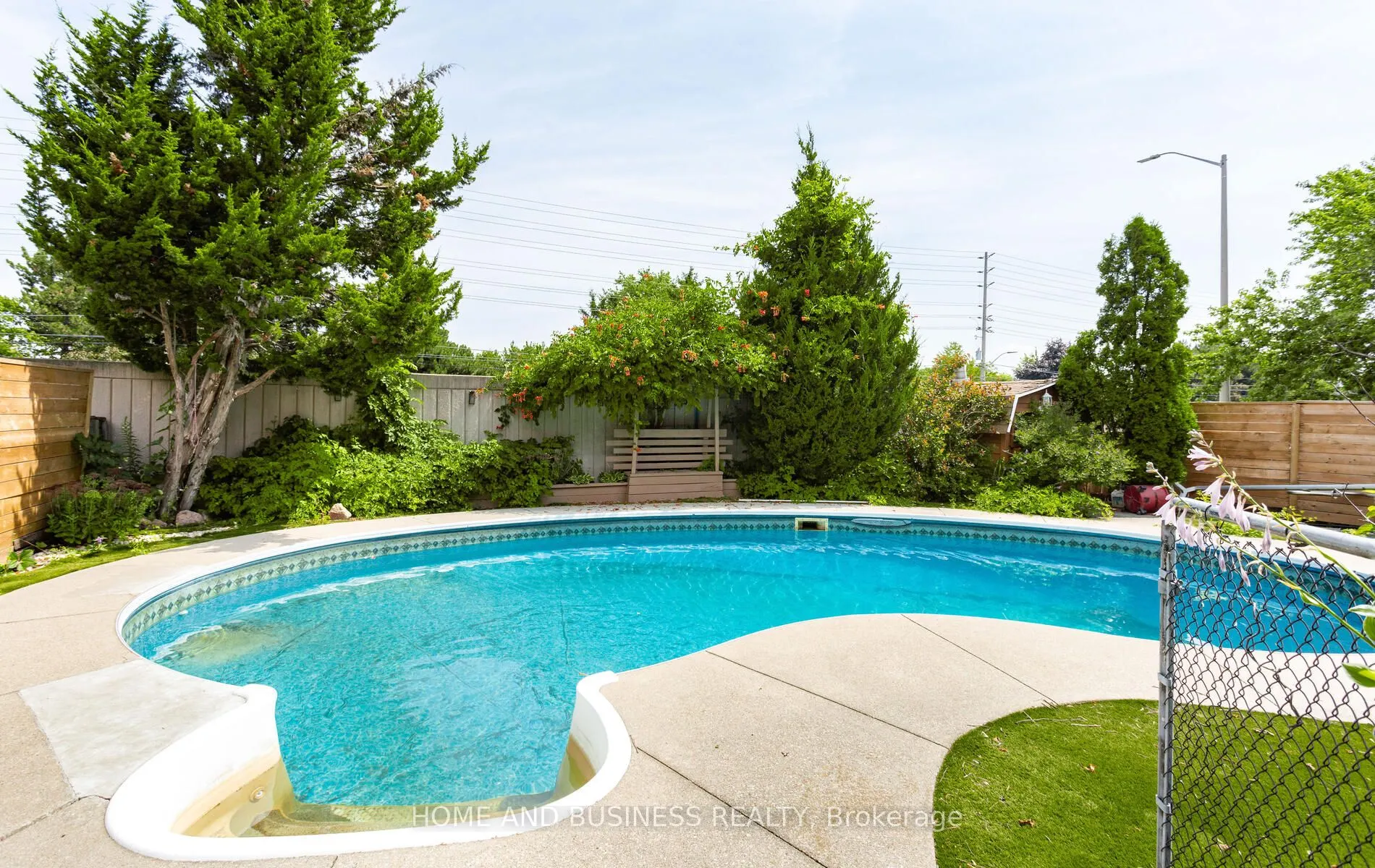 6919 Hickling Crescent