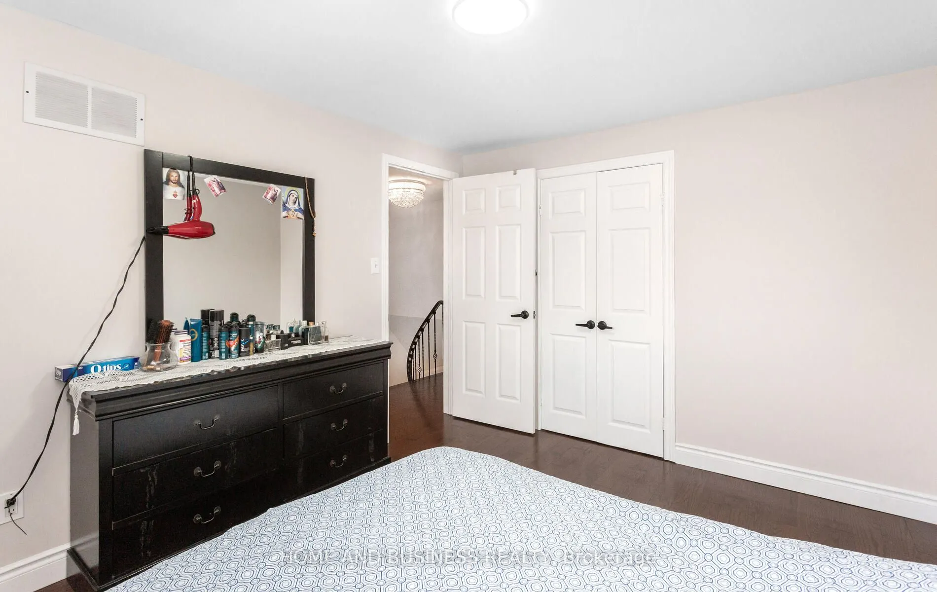 6919 Hickling Crescent