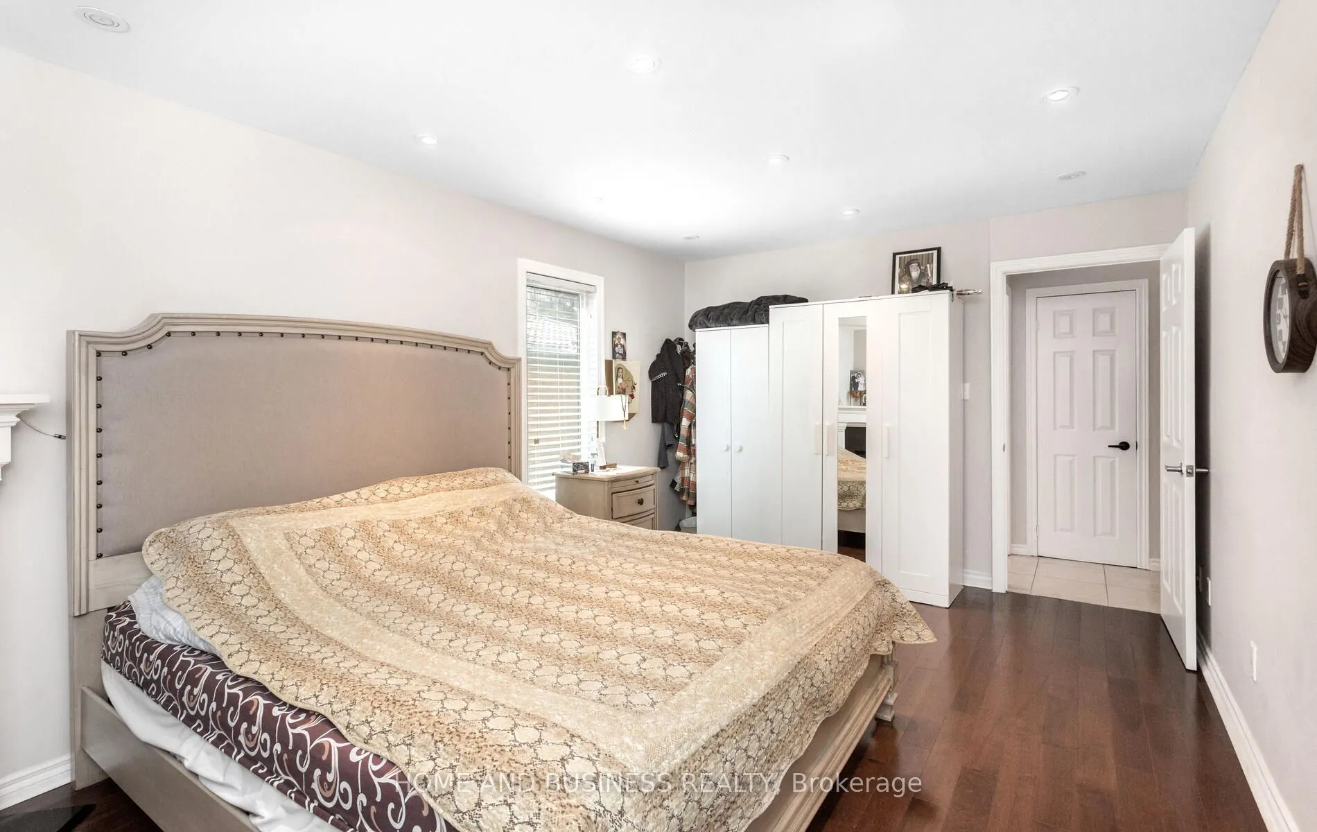 6919 Hickling Crescent