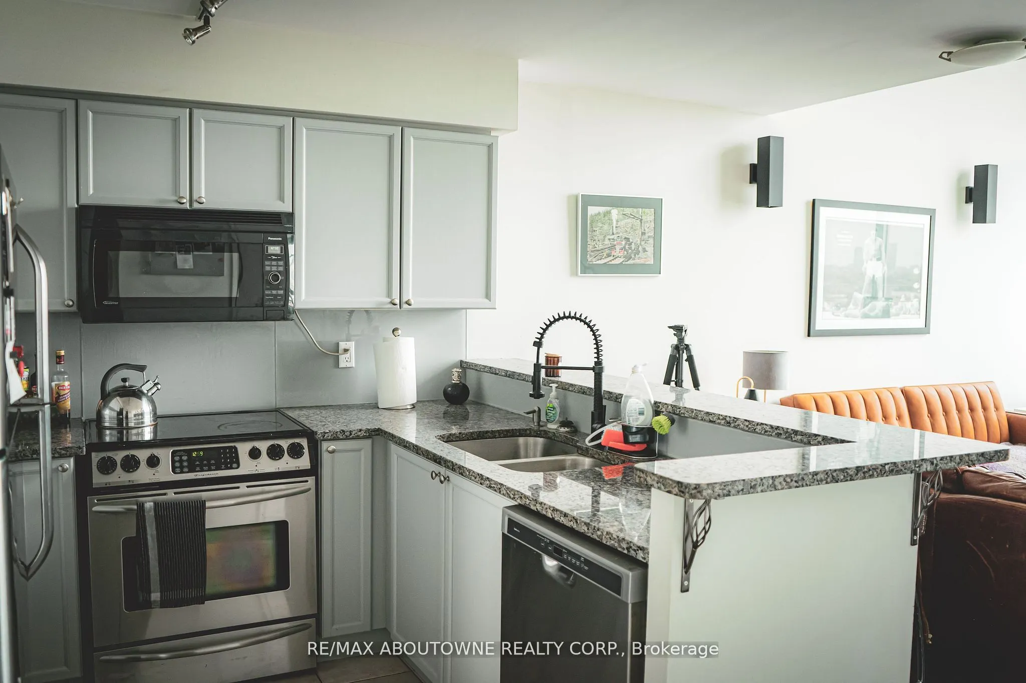 250 Manitoba Street, #814