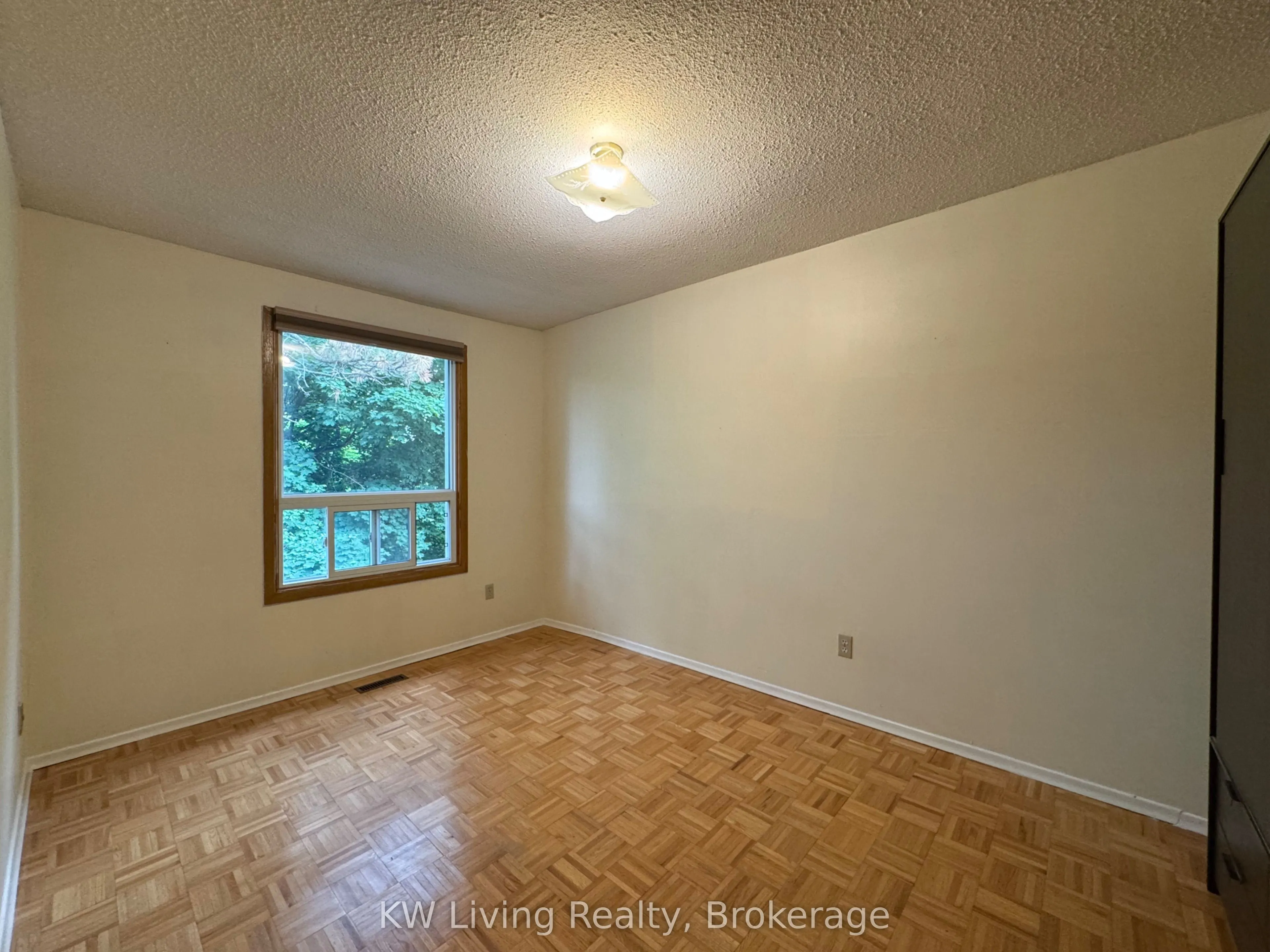 900 Dundas Street W, #26