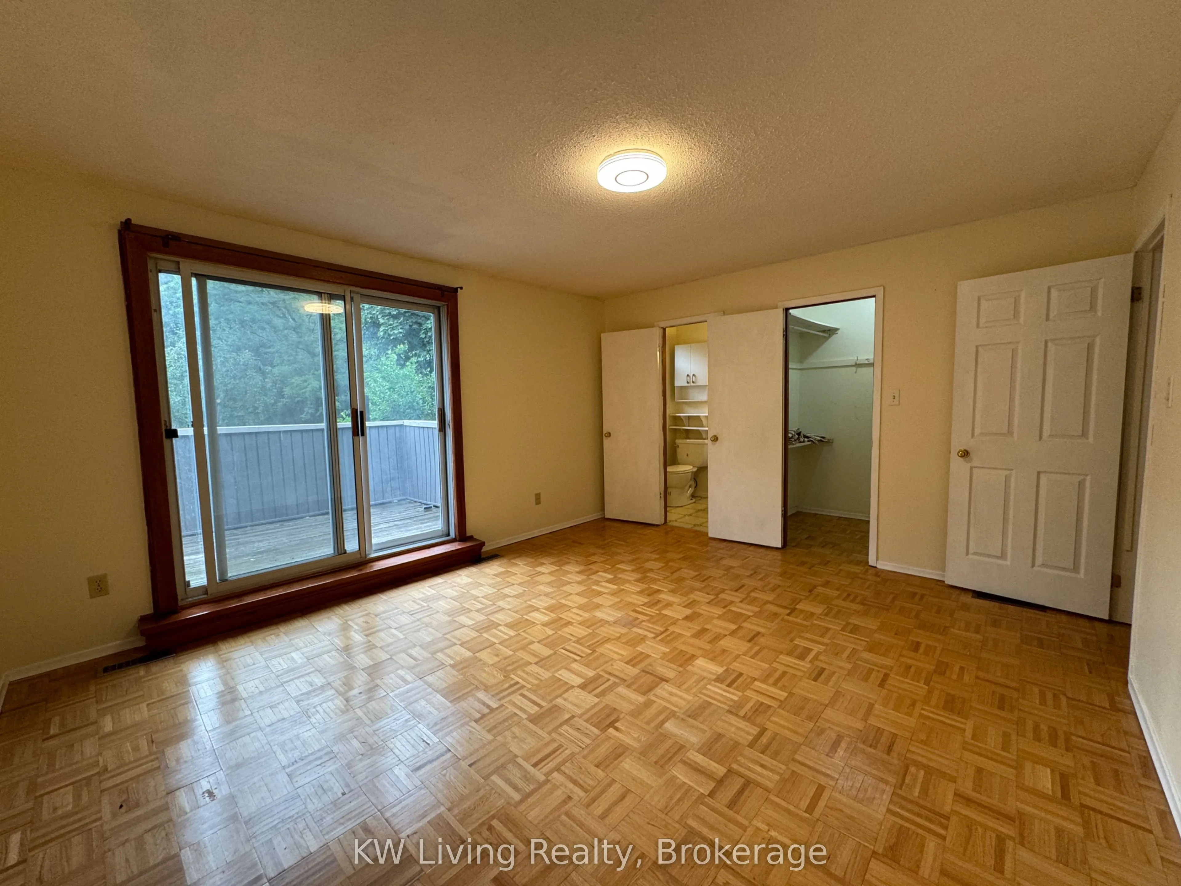 900 Dundas Street W, #26