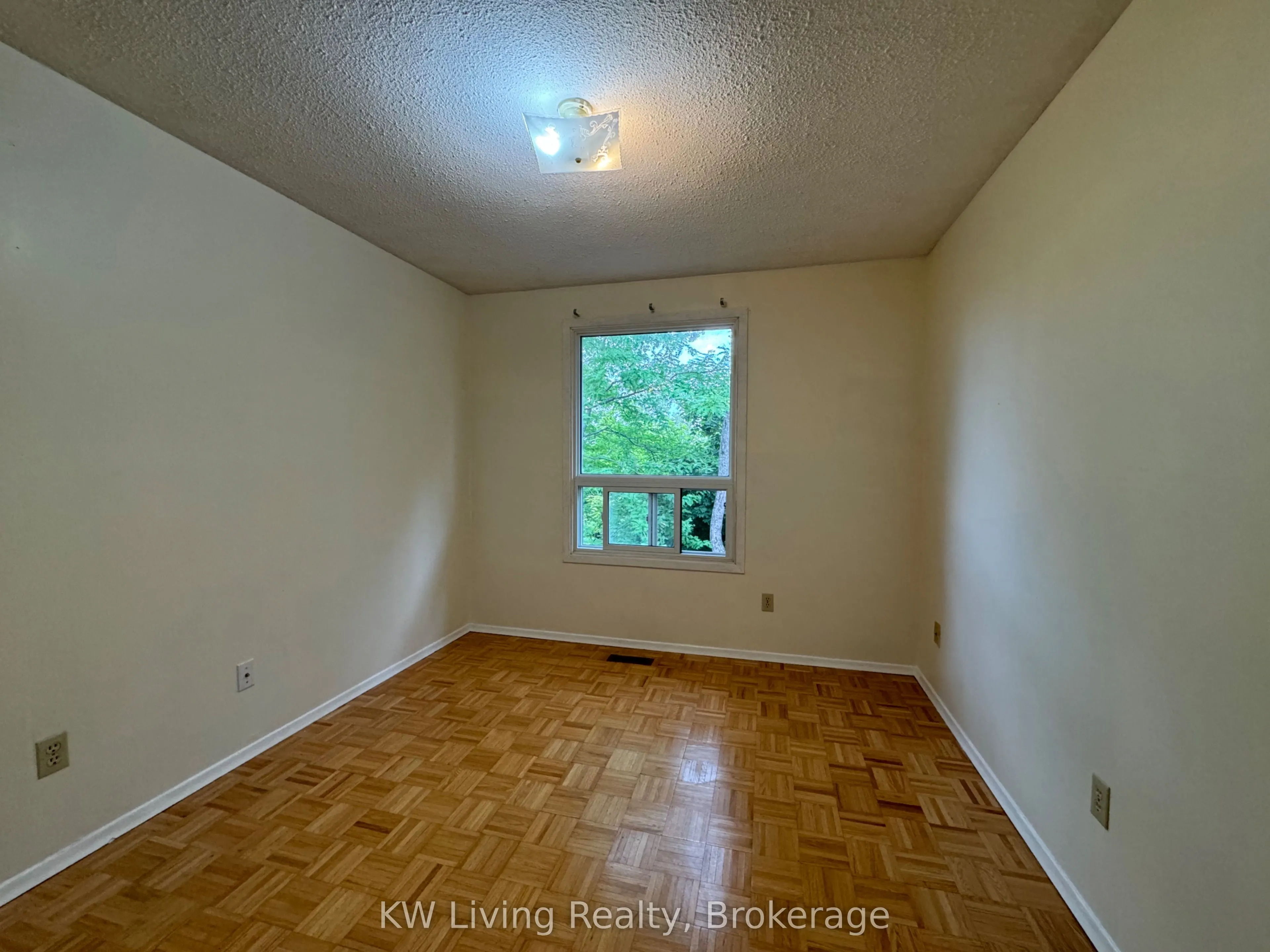 900 Dundas Street W, #26