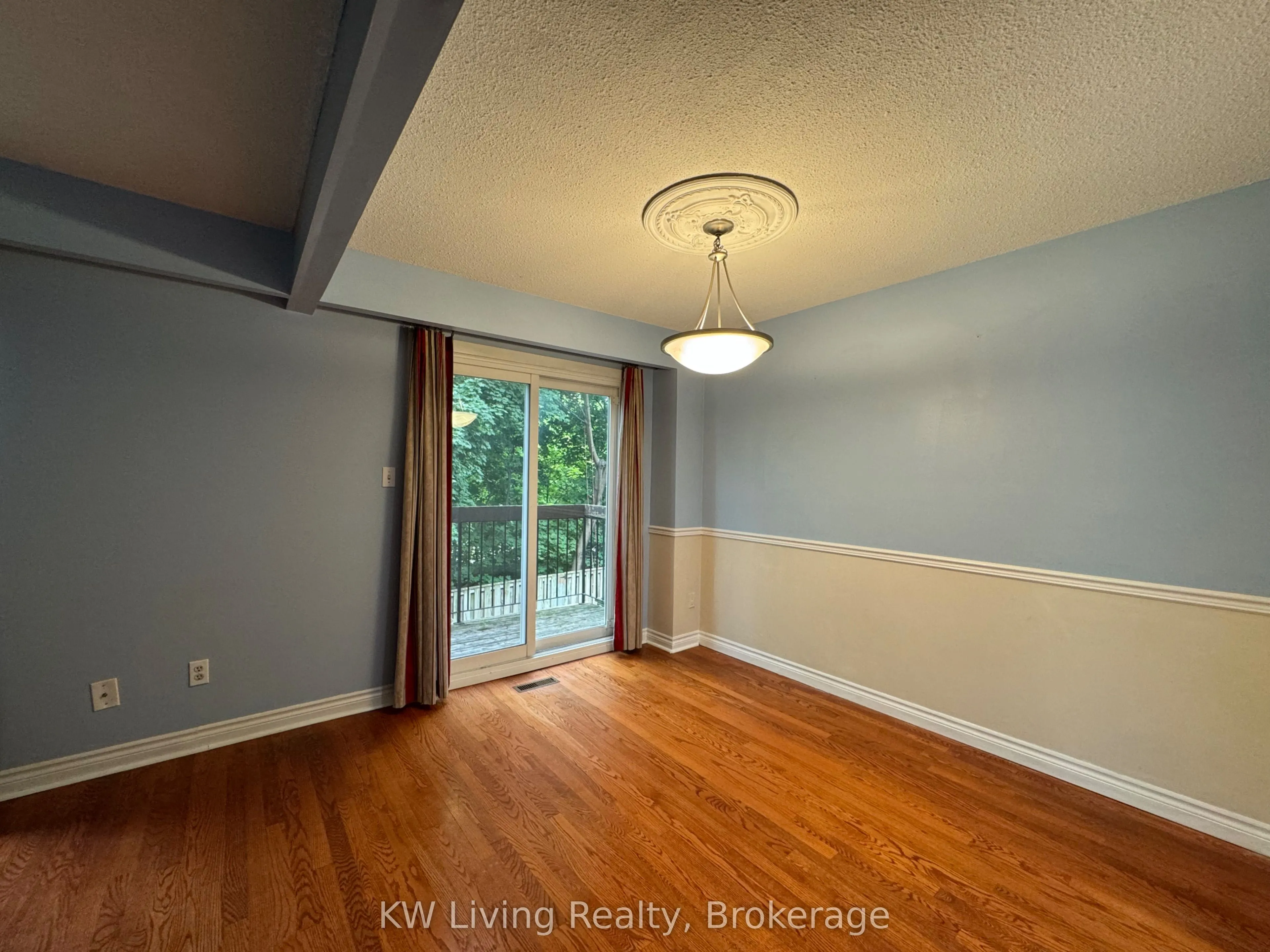 900 Dundas Street W, #26