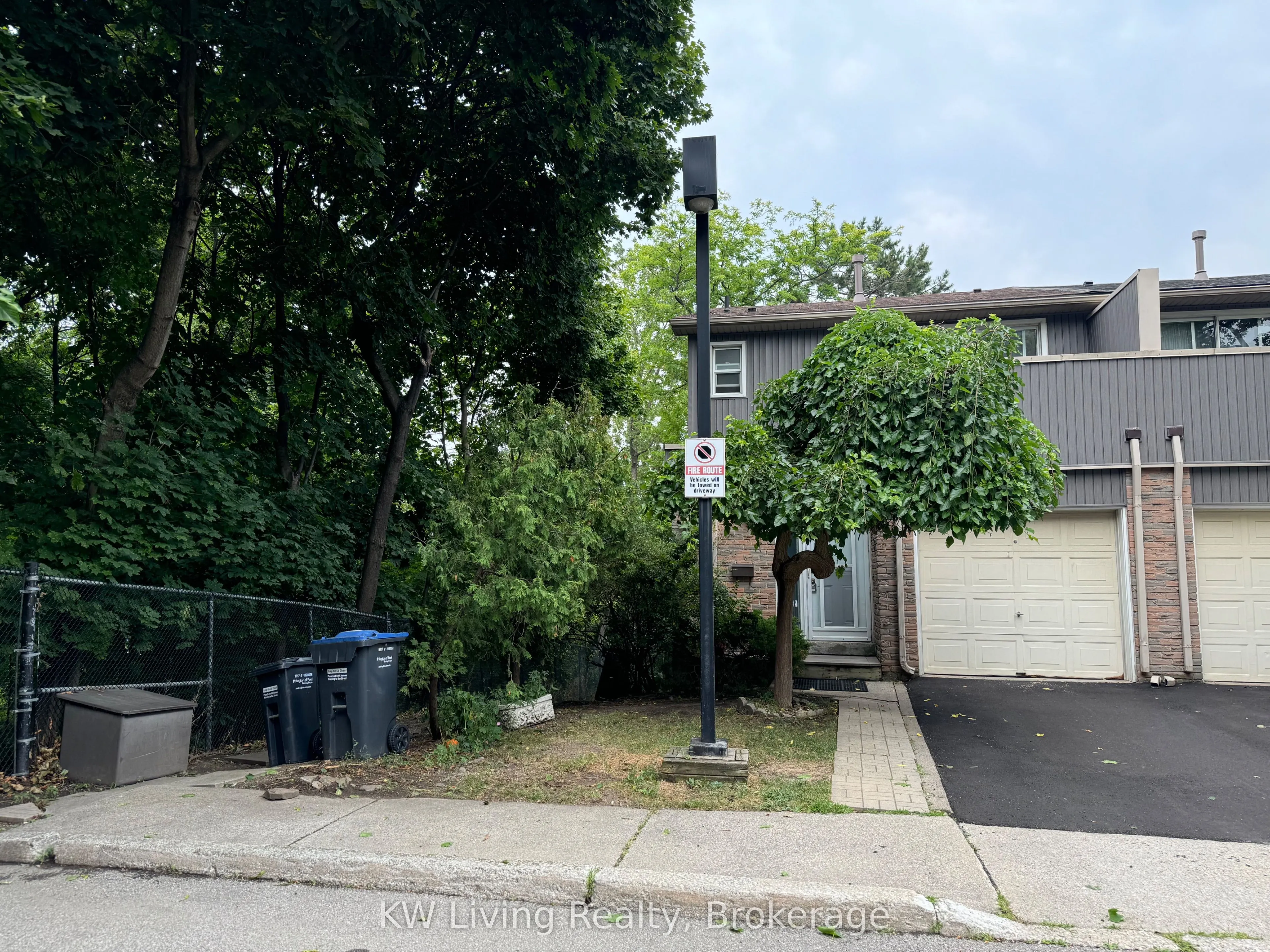 900 Dundas Street W, #26