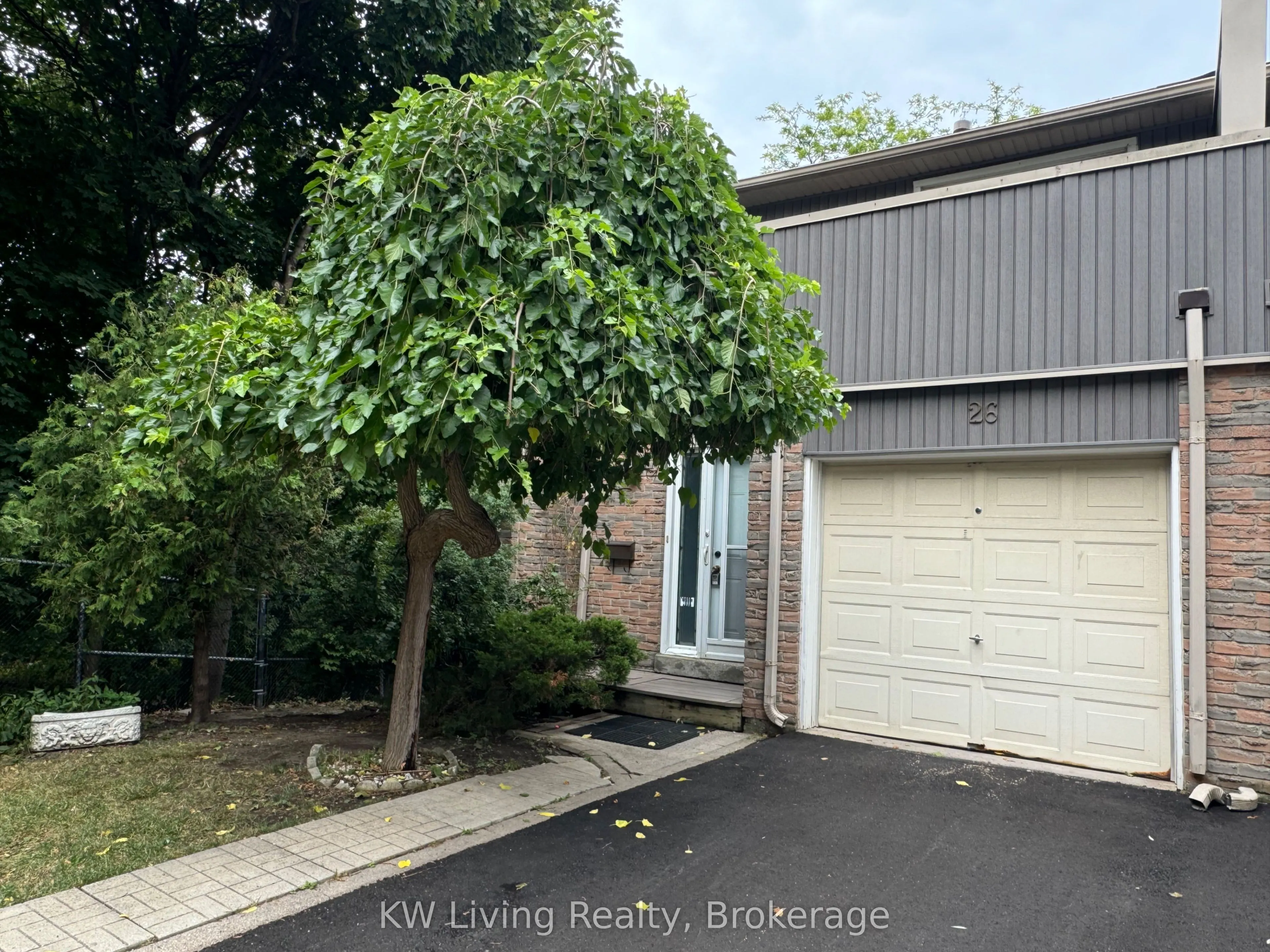 900 Dundas Street W, #26