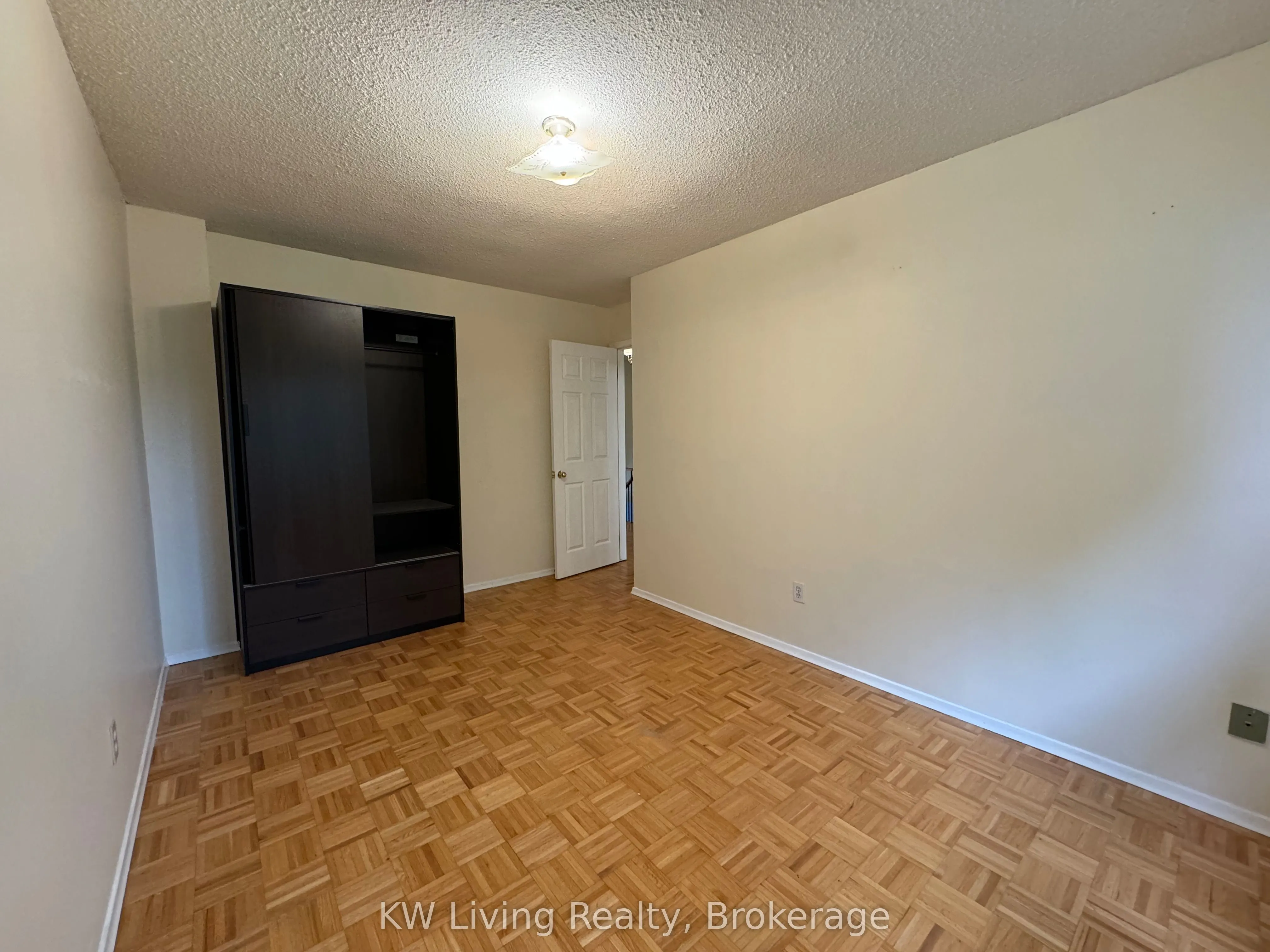 900 Dundas Street W, #26