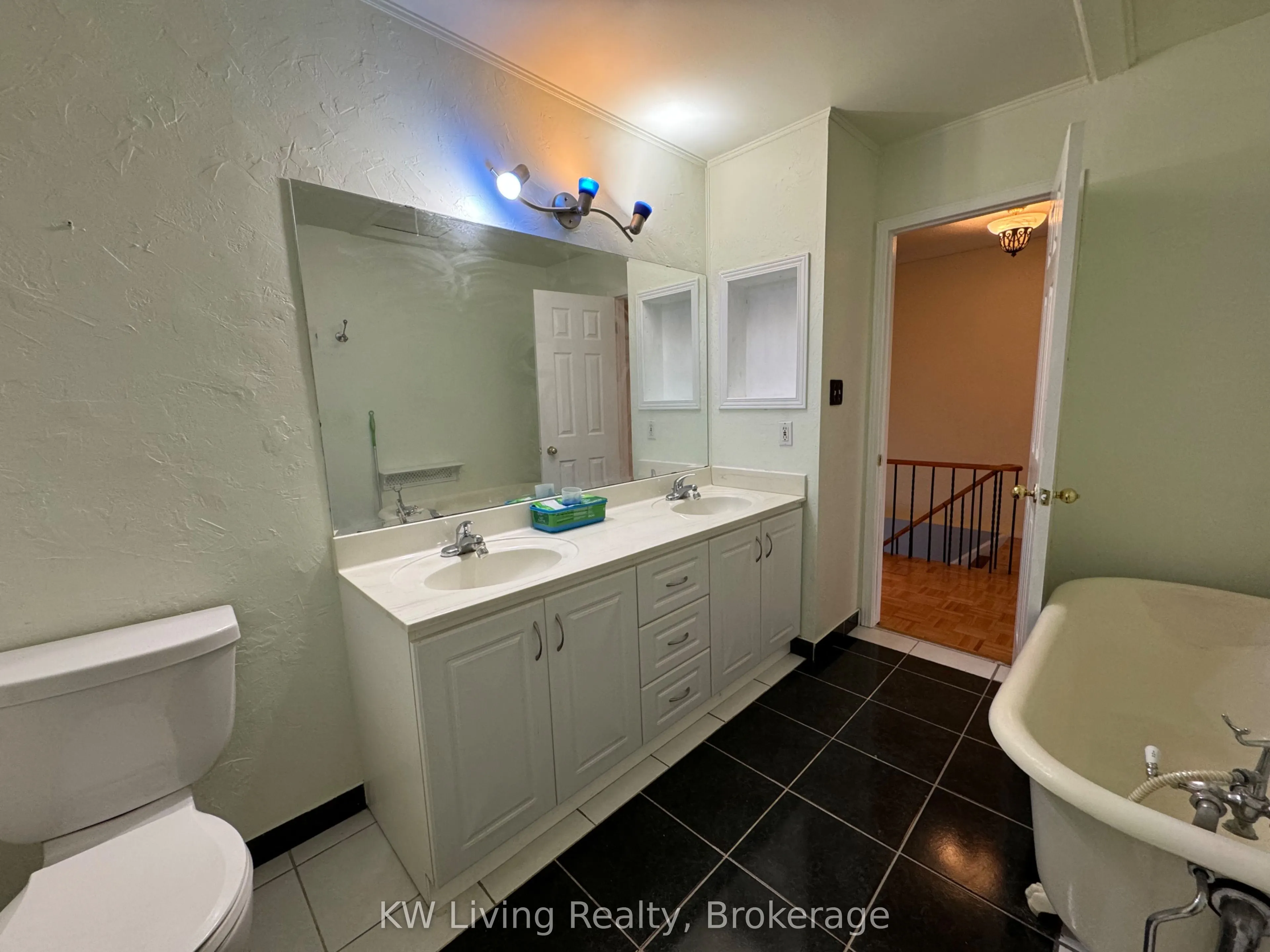 900 Dundas Street W, #26