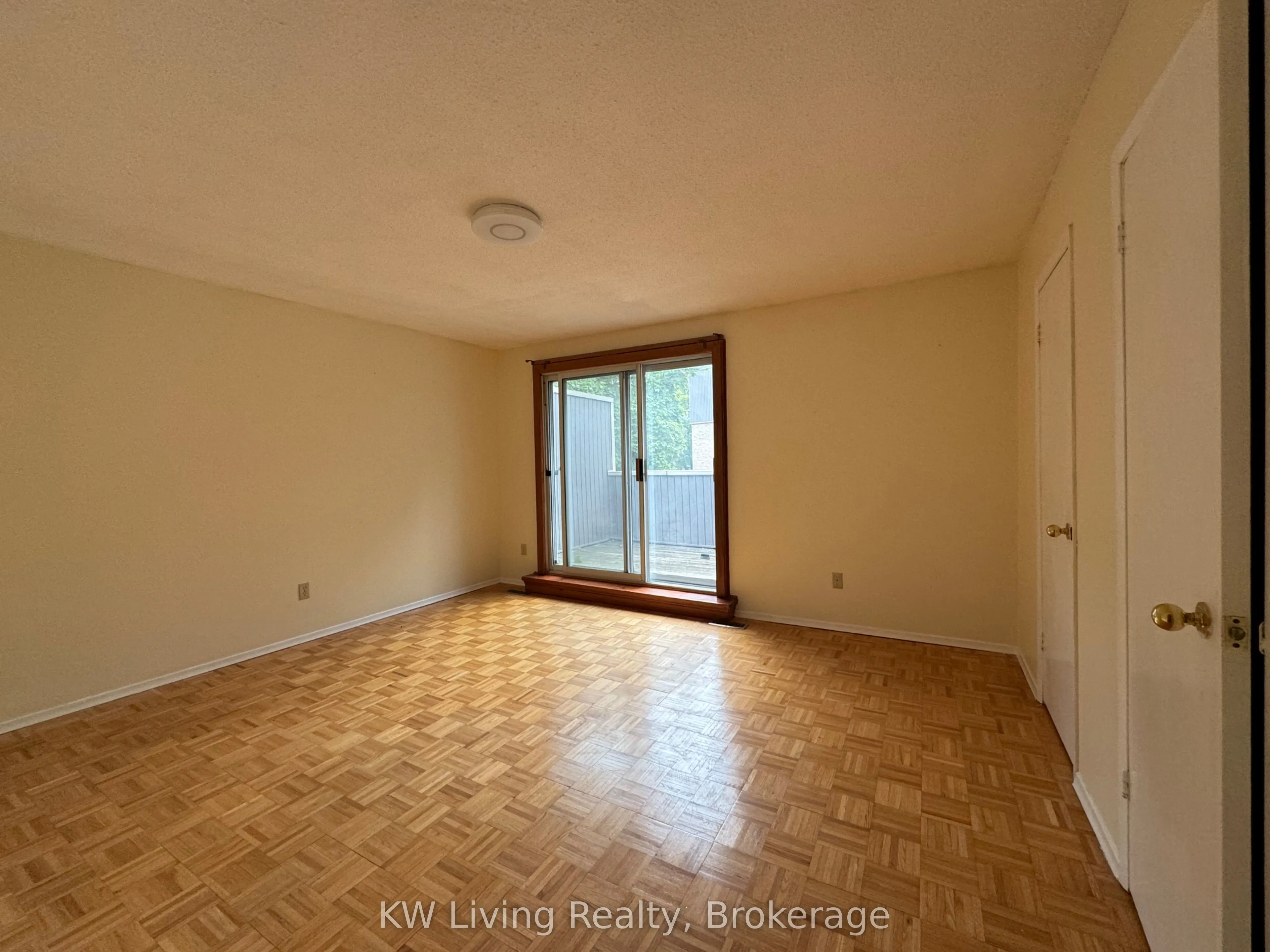 900 Dundas Street W, #26