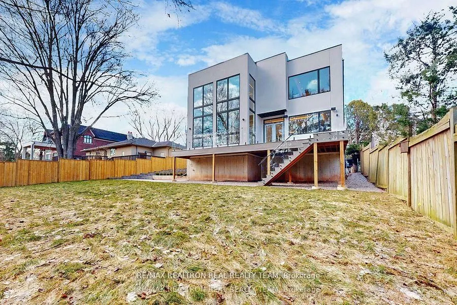 1362 Sedgewick Crescent
