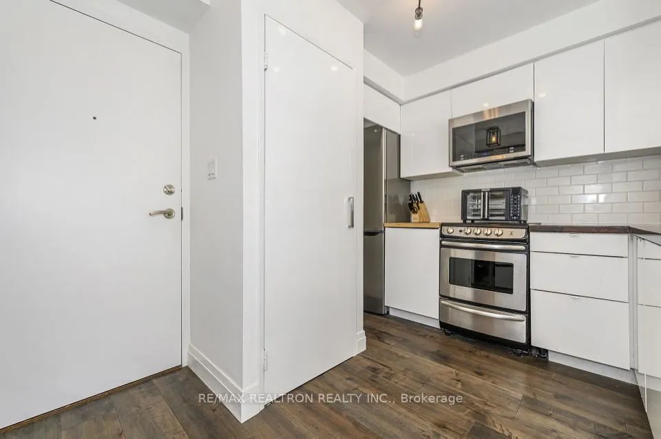 2261 Lake Shore Boulevard W, #220
