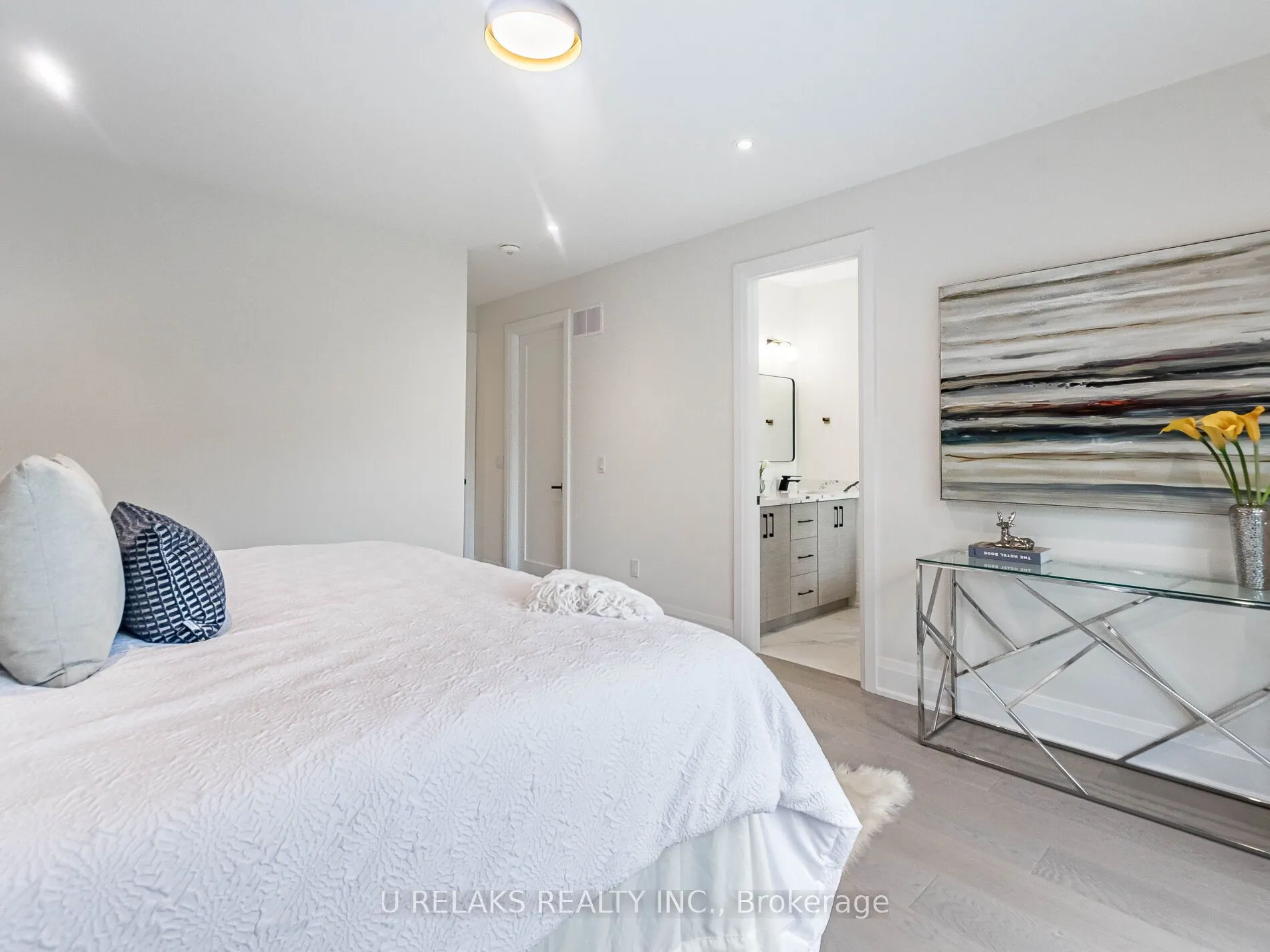 23A Maple Avenue N