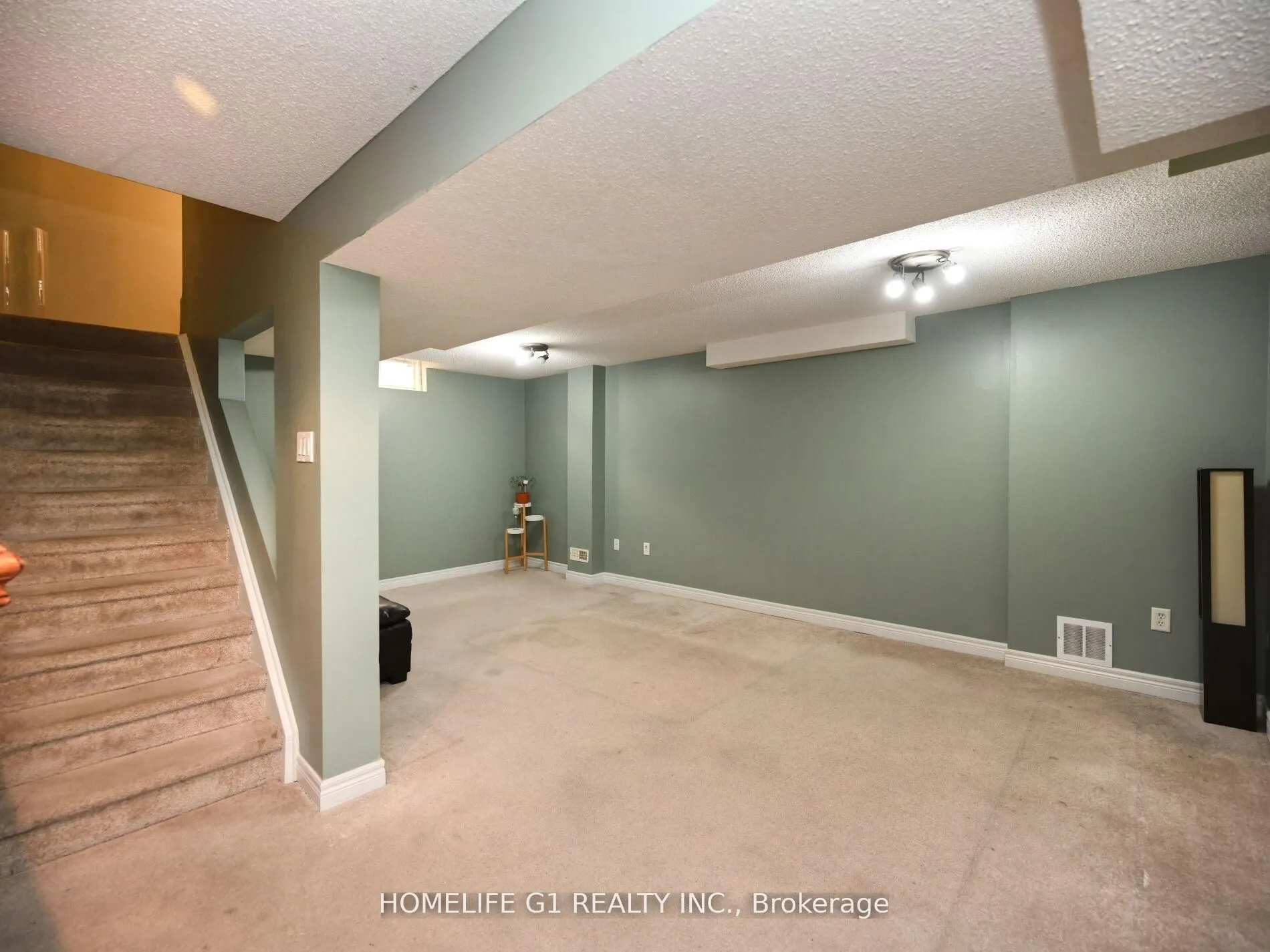 8 Ridgemore Crescent