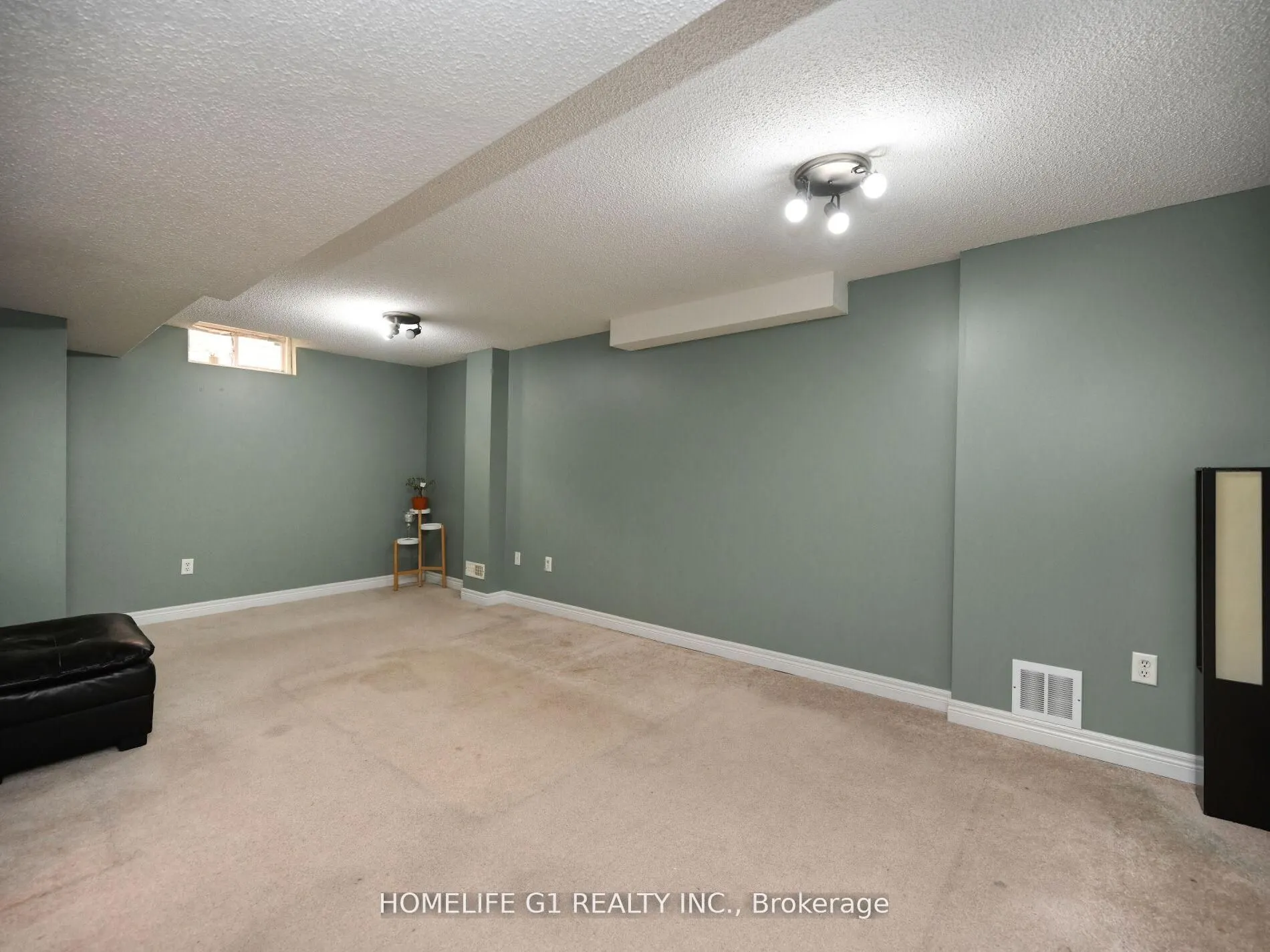 8 Ridgemore Crescent