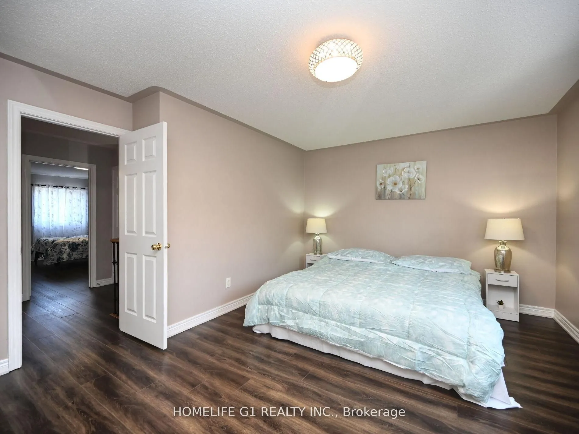 8 Ridgemore Crescent