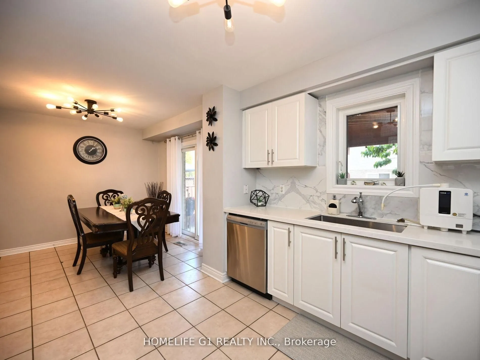 8 Ridgemore Crescent