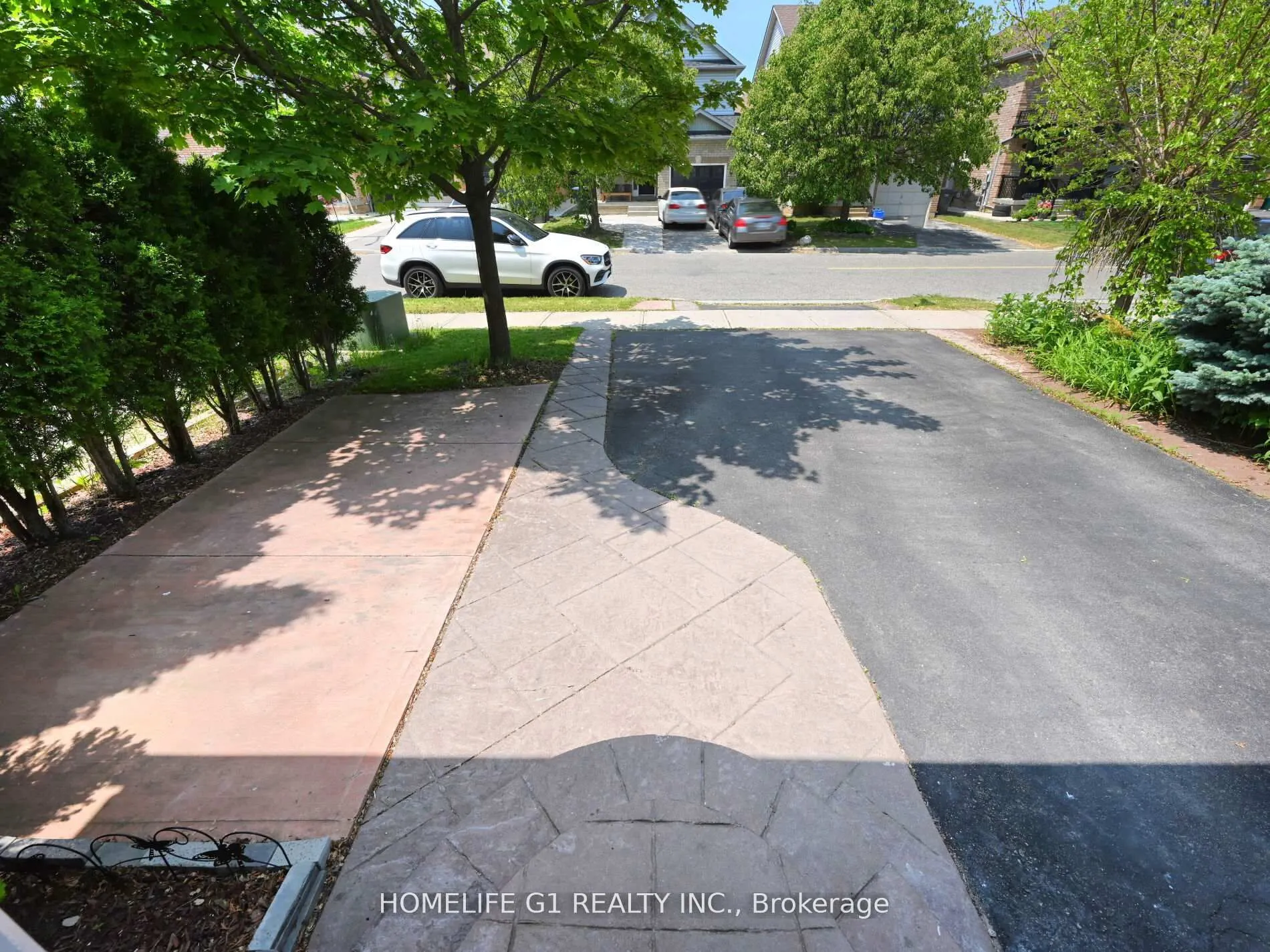 8 Ridgemore Crescent