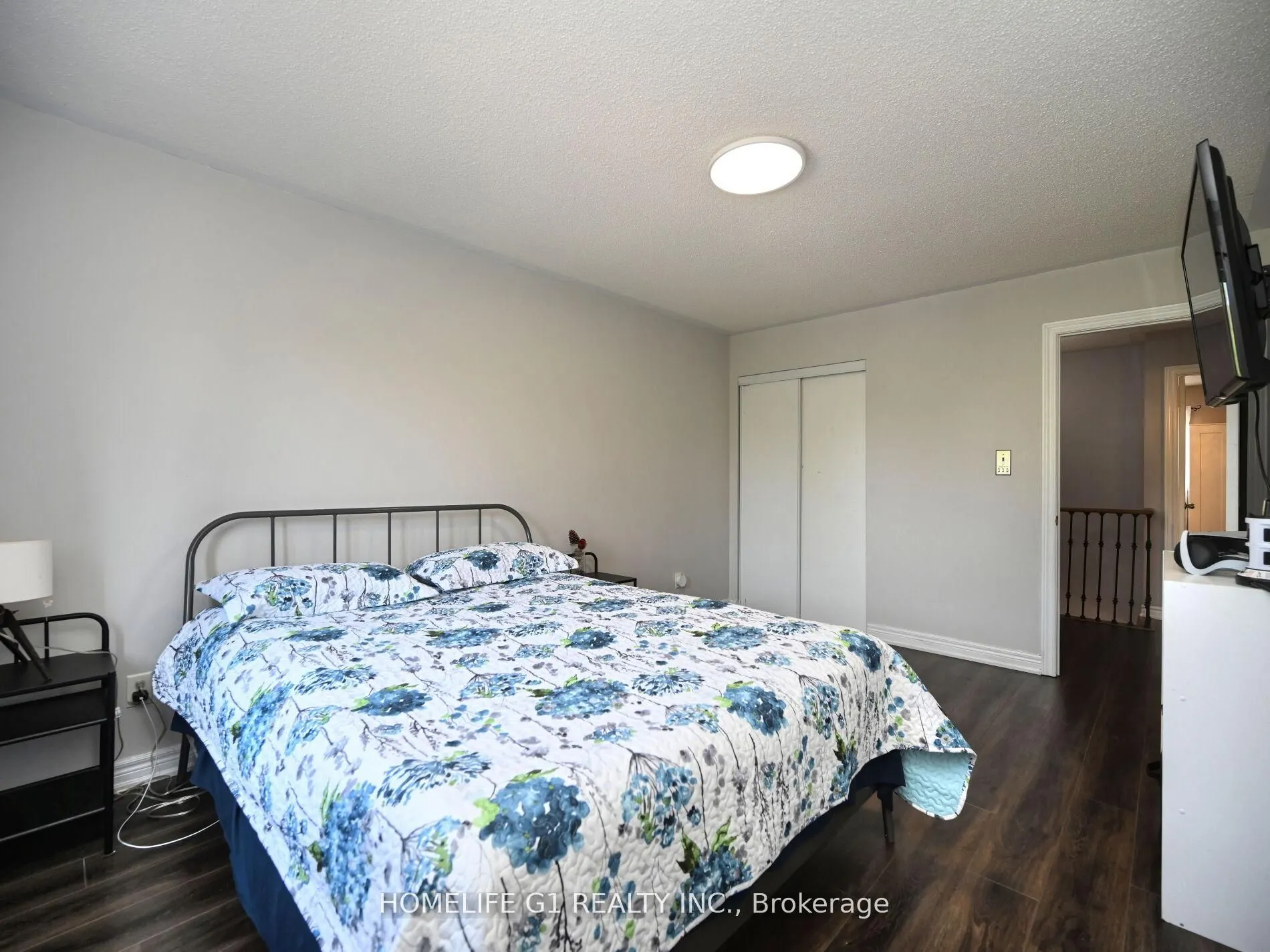 8 Ridgemore Crescent
