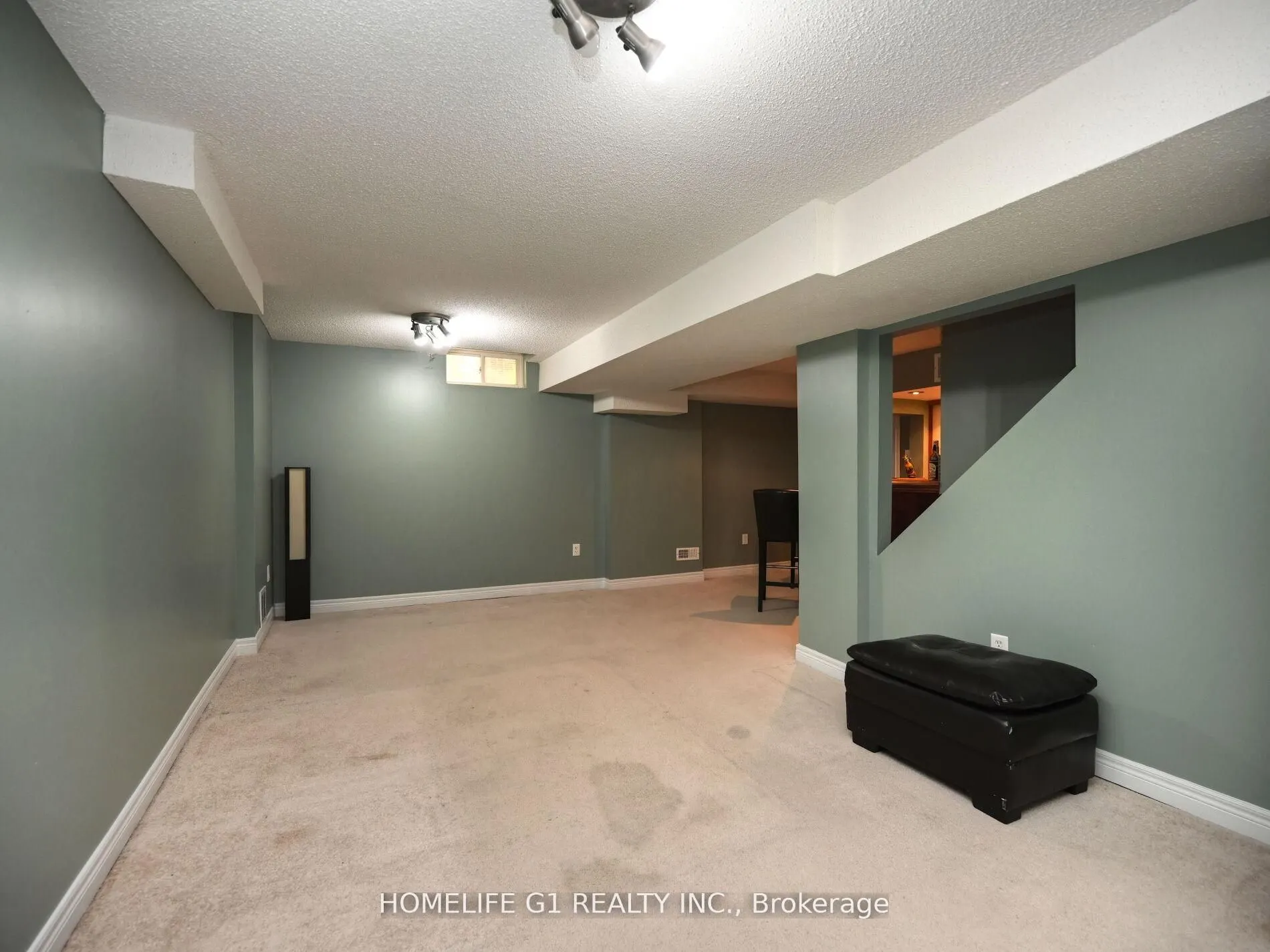 8 Ridgemore Crescent