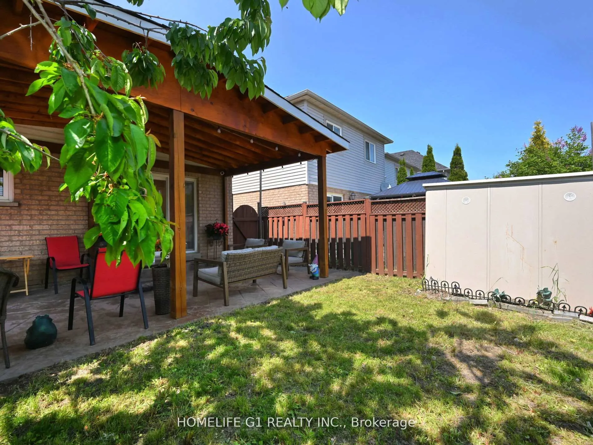 8 Ridgemore Crescent