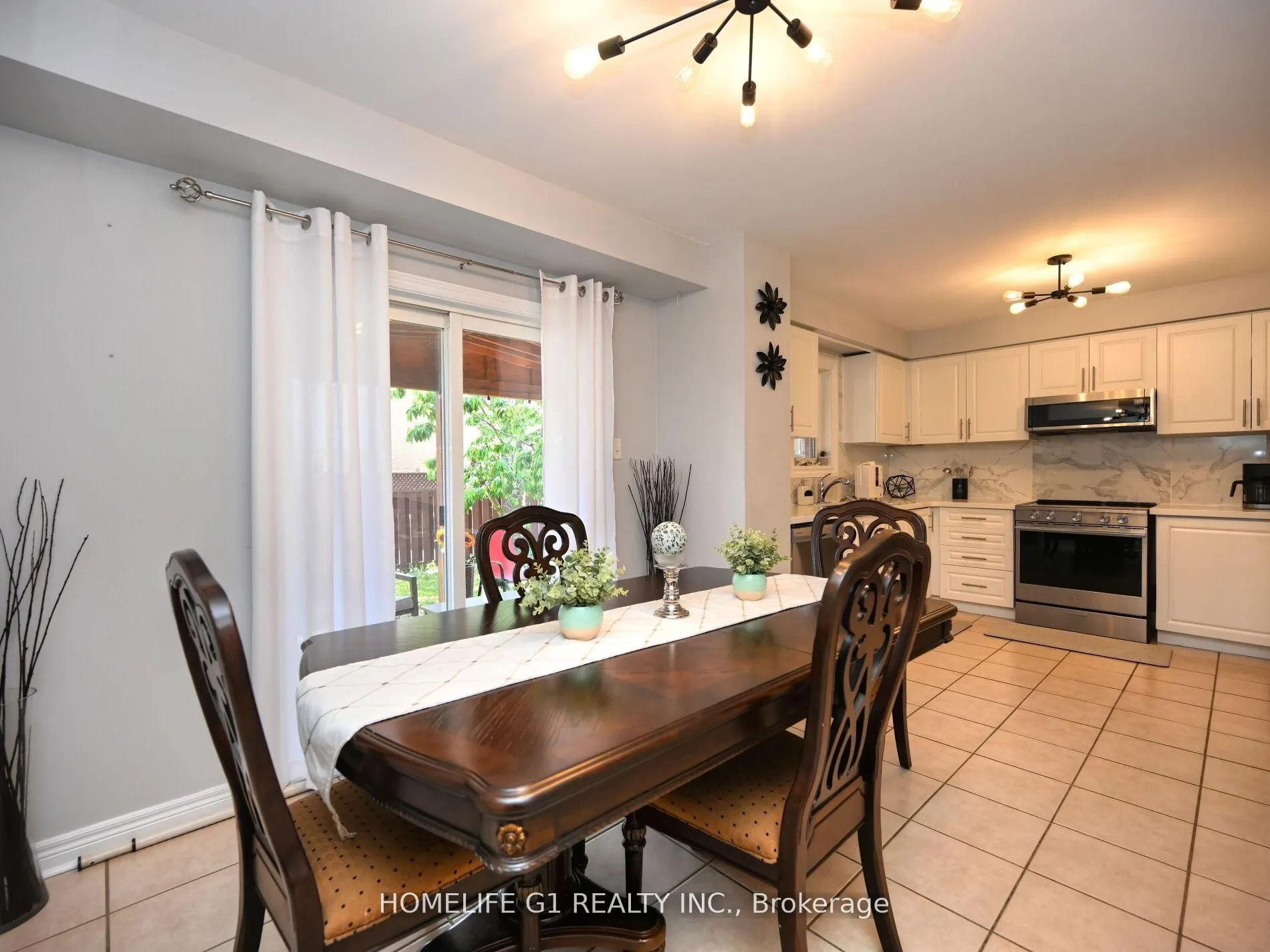 8 Ridgemore Crescent