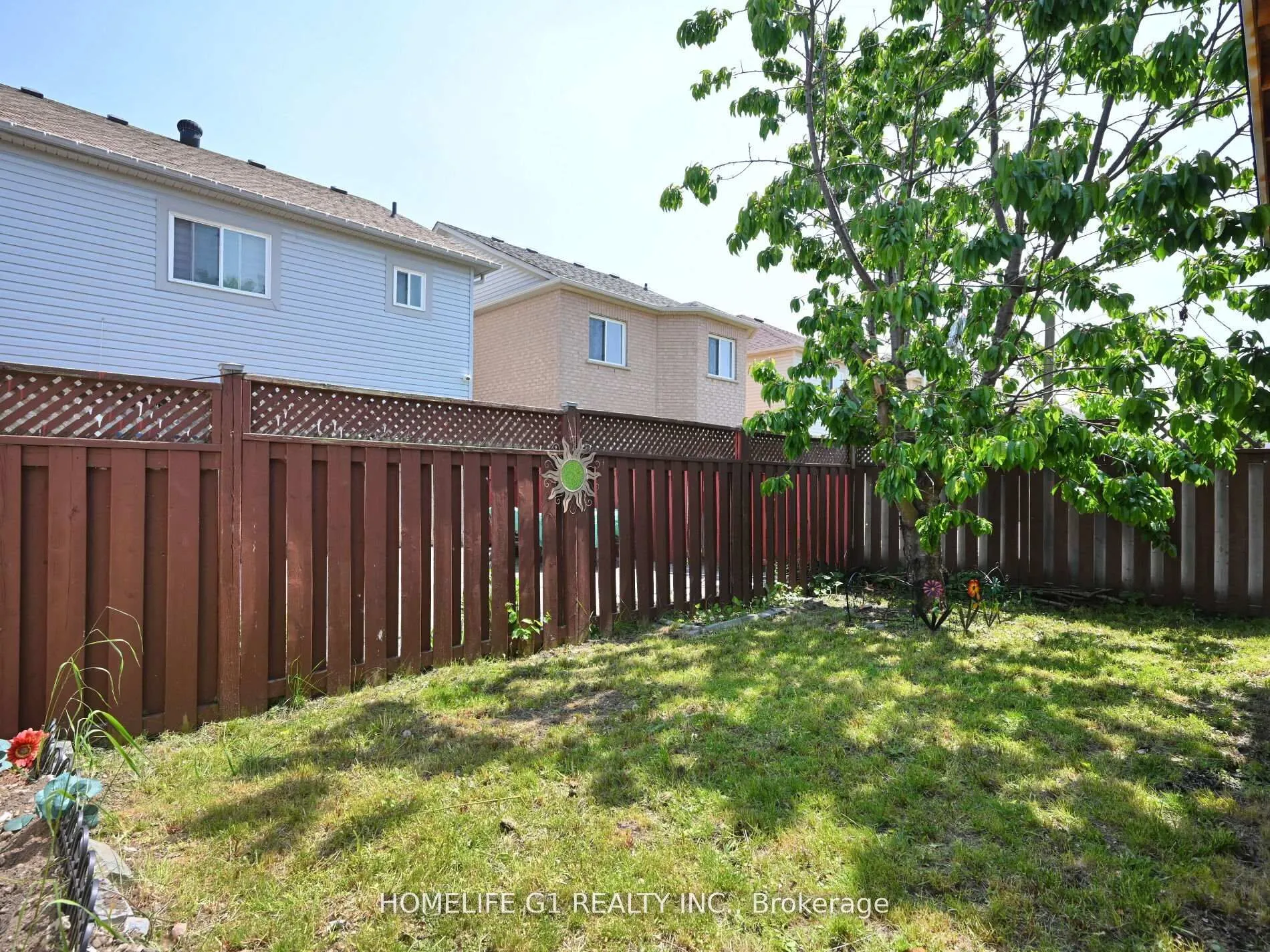 8 Ridgemore Crescent
