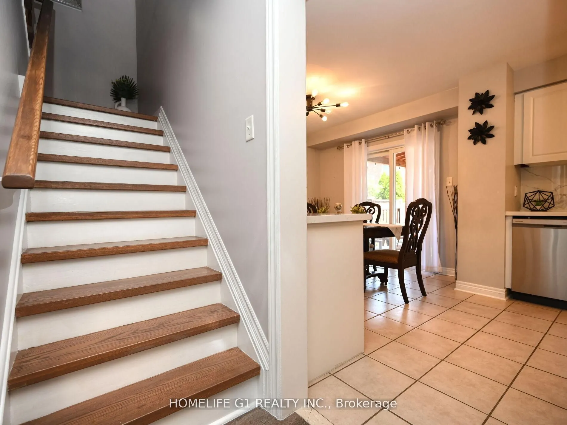 8 Ridgemore Crescent