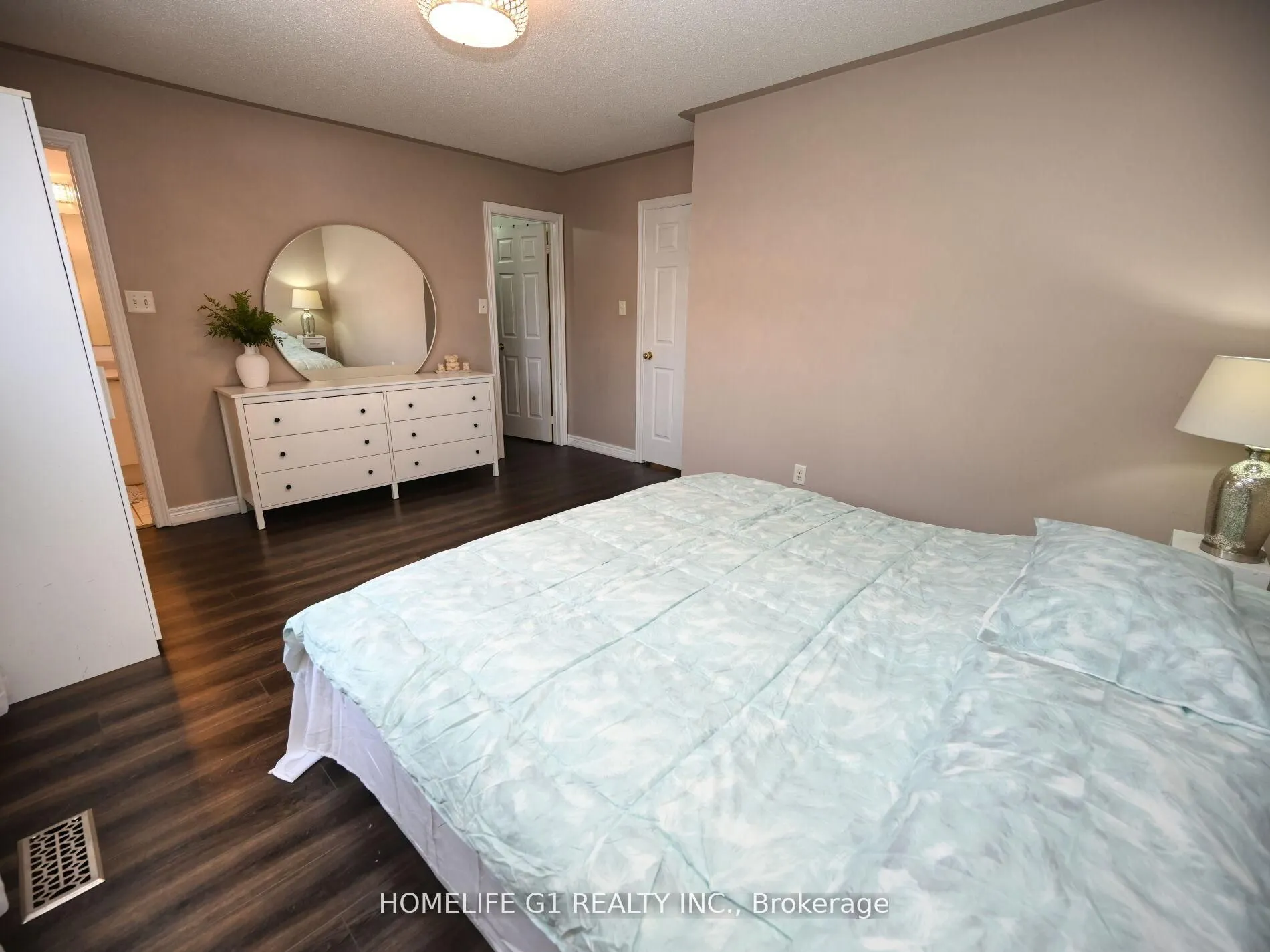 8 Ridgemore Crescent
