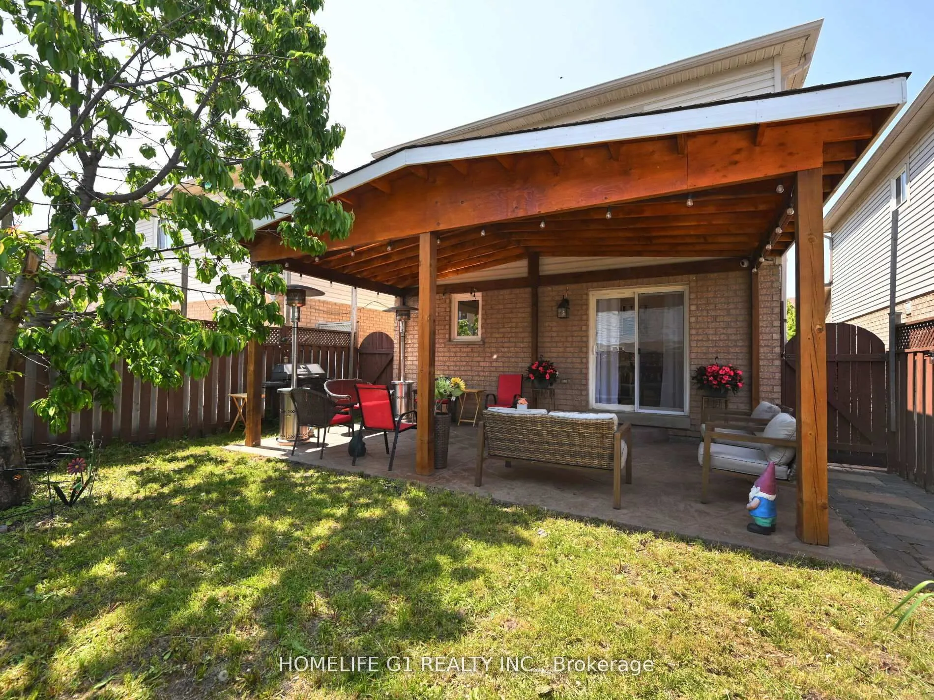 8 Ridgemore Crescent