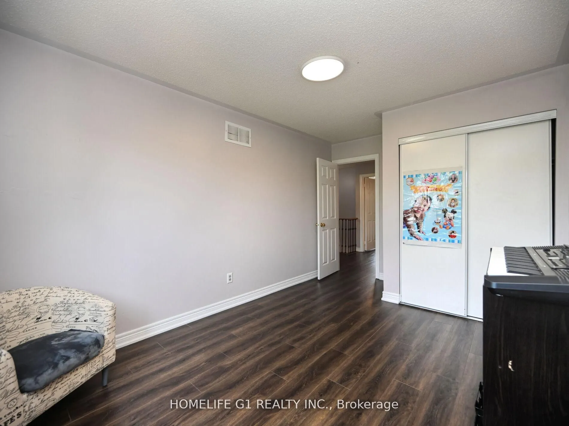 8 Ridgemore Crescent