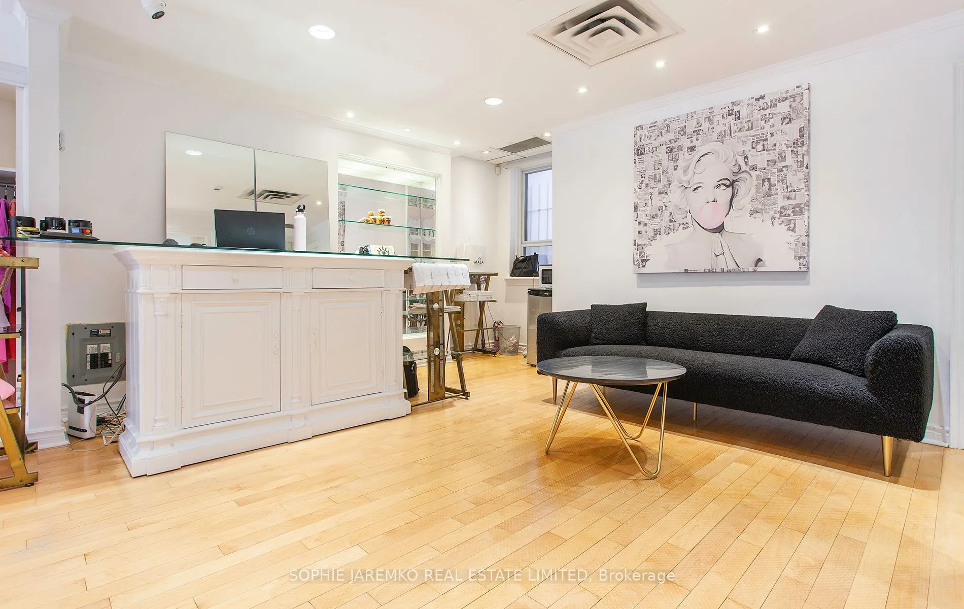 3074 Bloor Street W