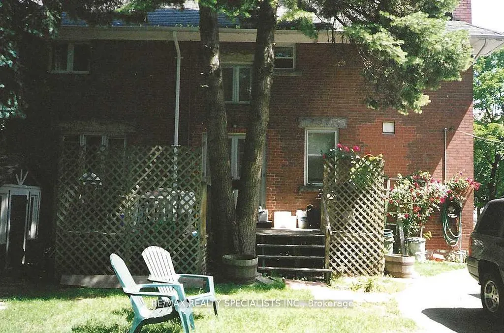 16 Wellington Street E