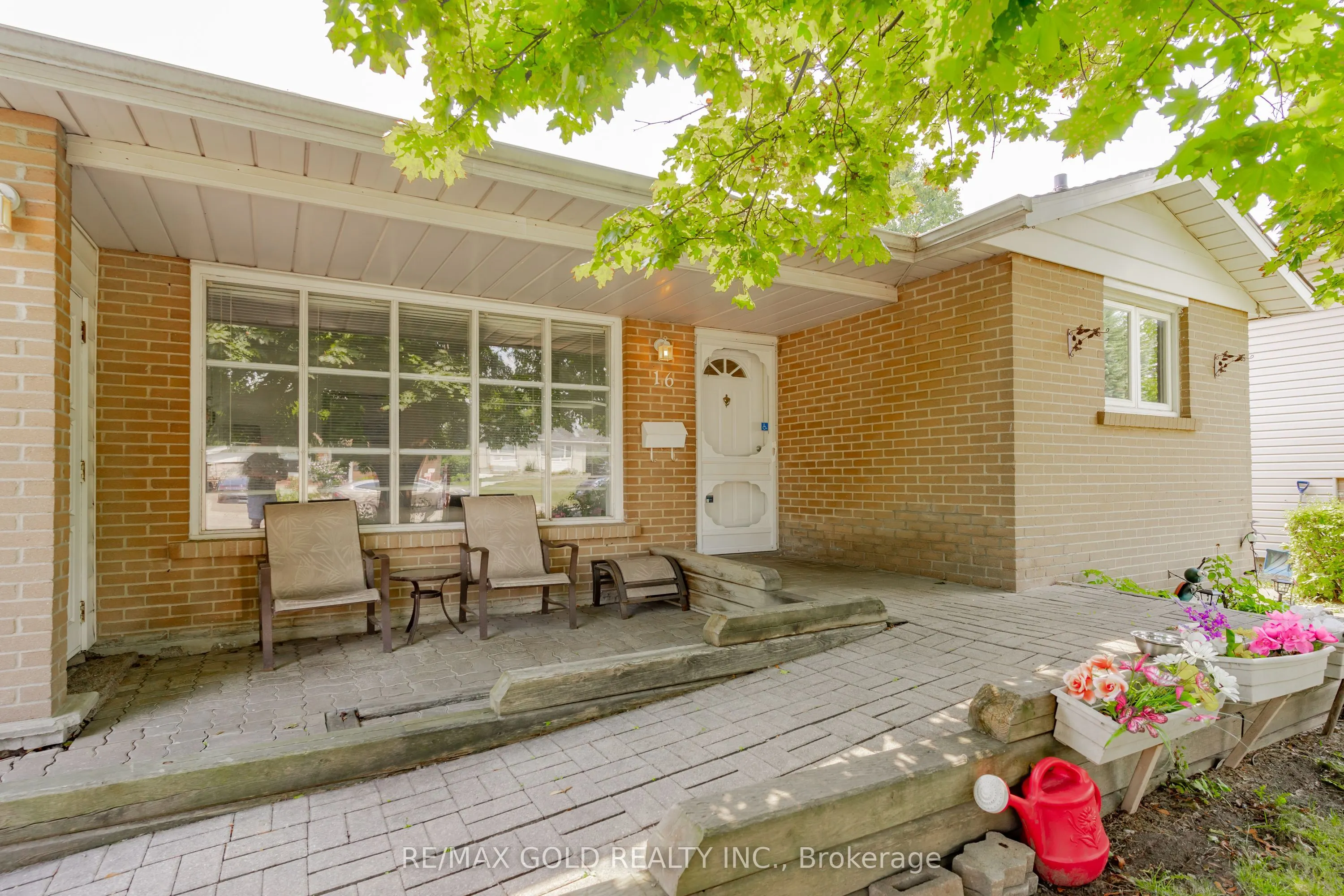 16 Drury Crescent