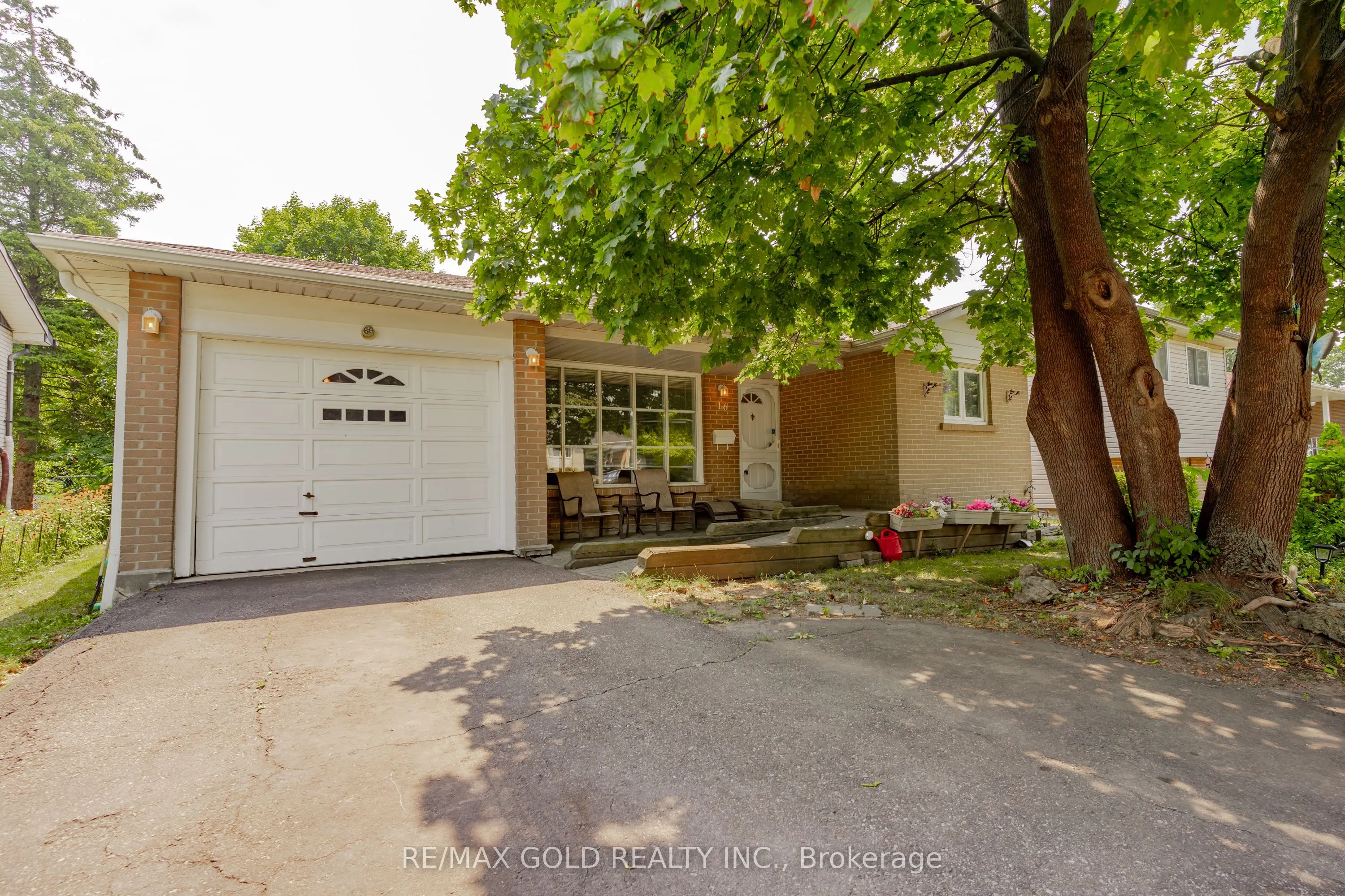 16 Drury Crescent