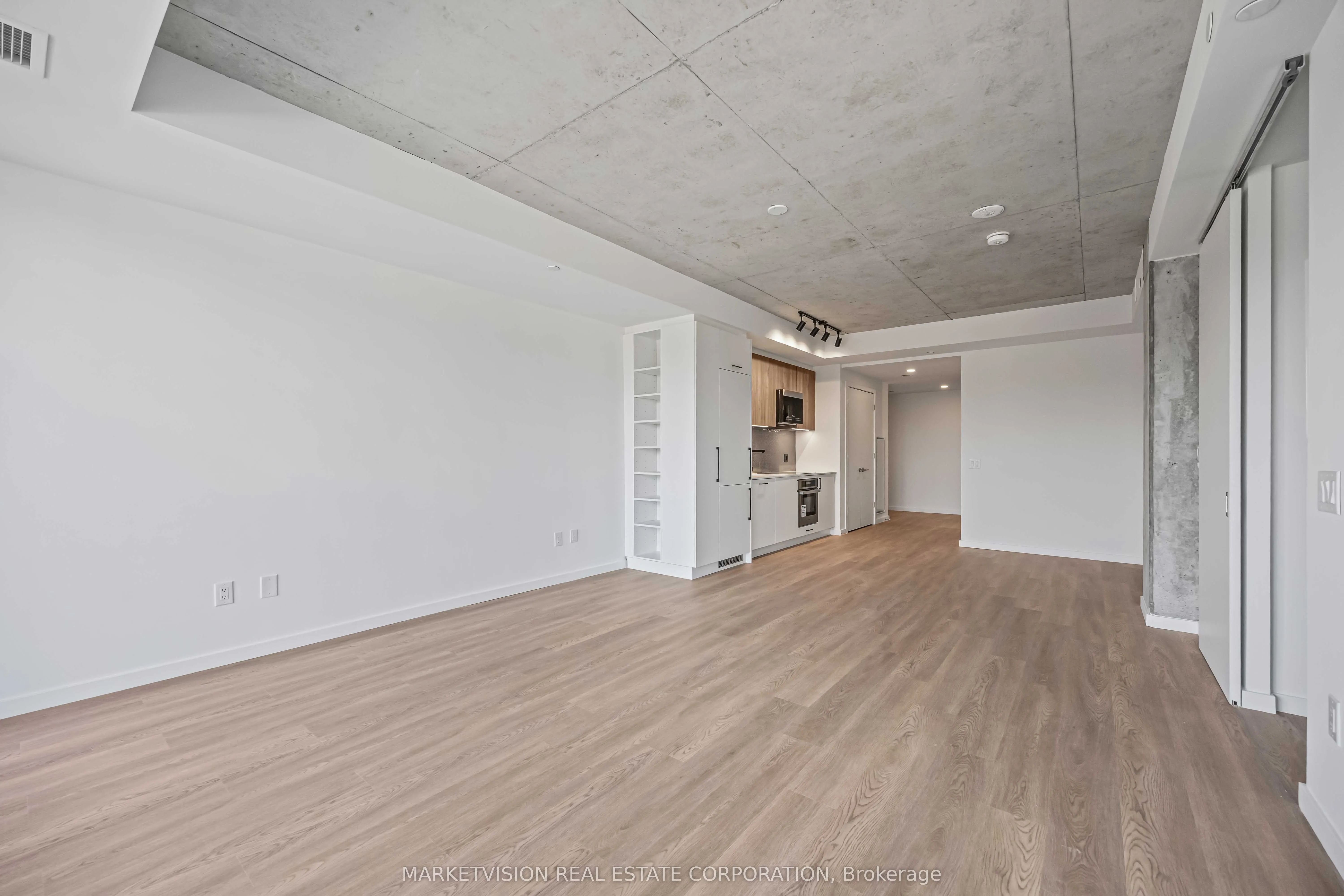 689 The Queensway, #413