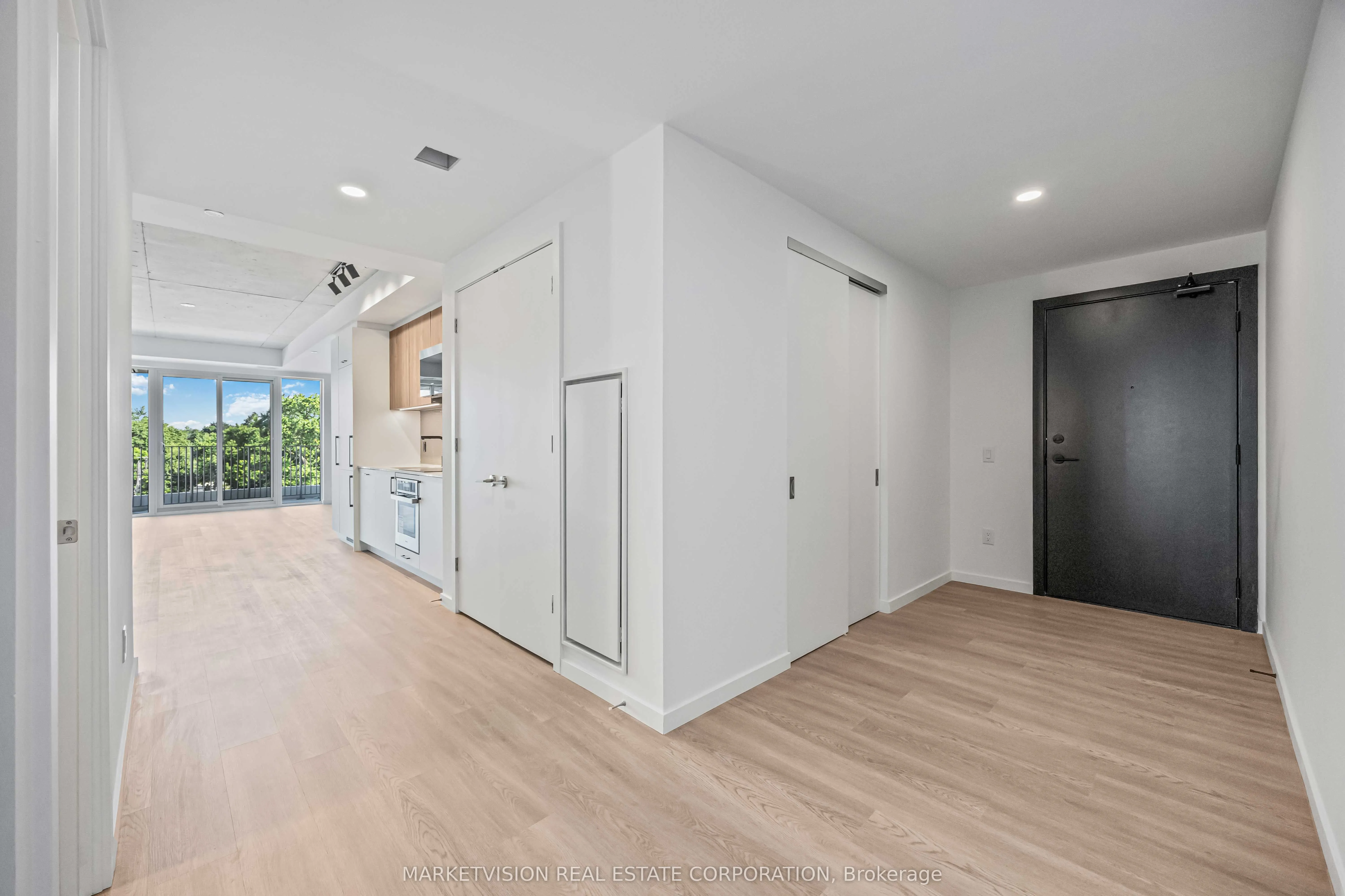 689 The Queensway, #413