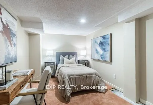 449 Greenpark Crescent