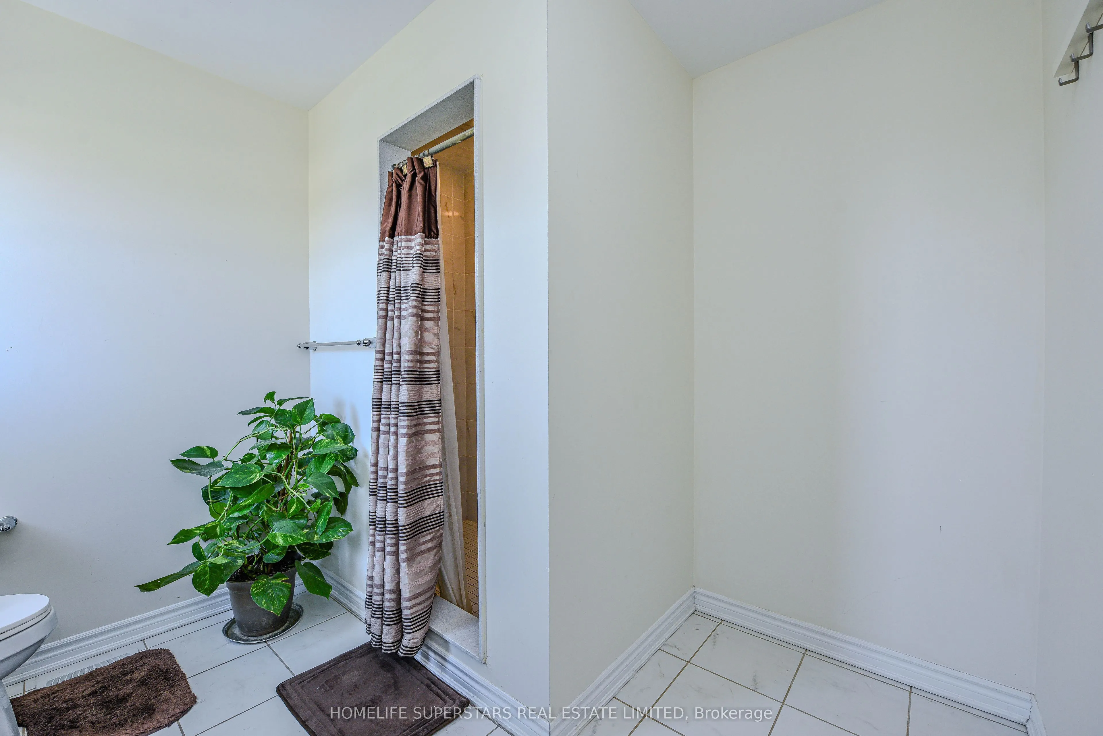 1395 Chretien Street