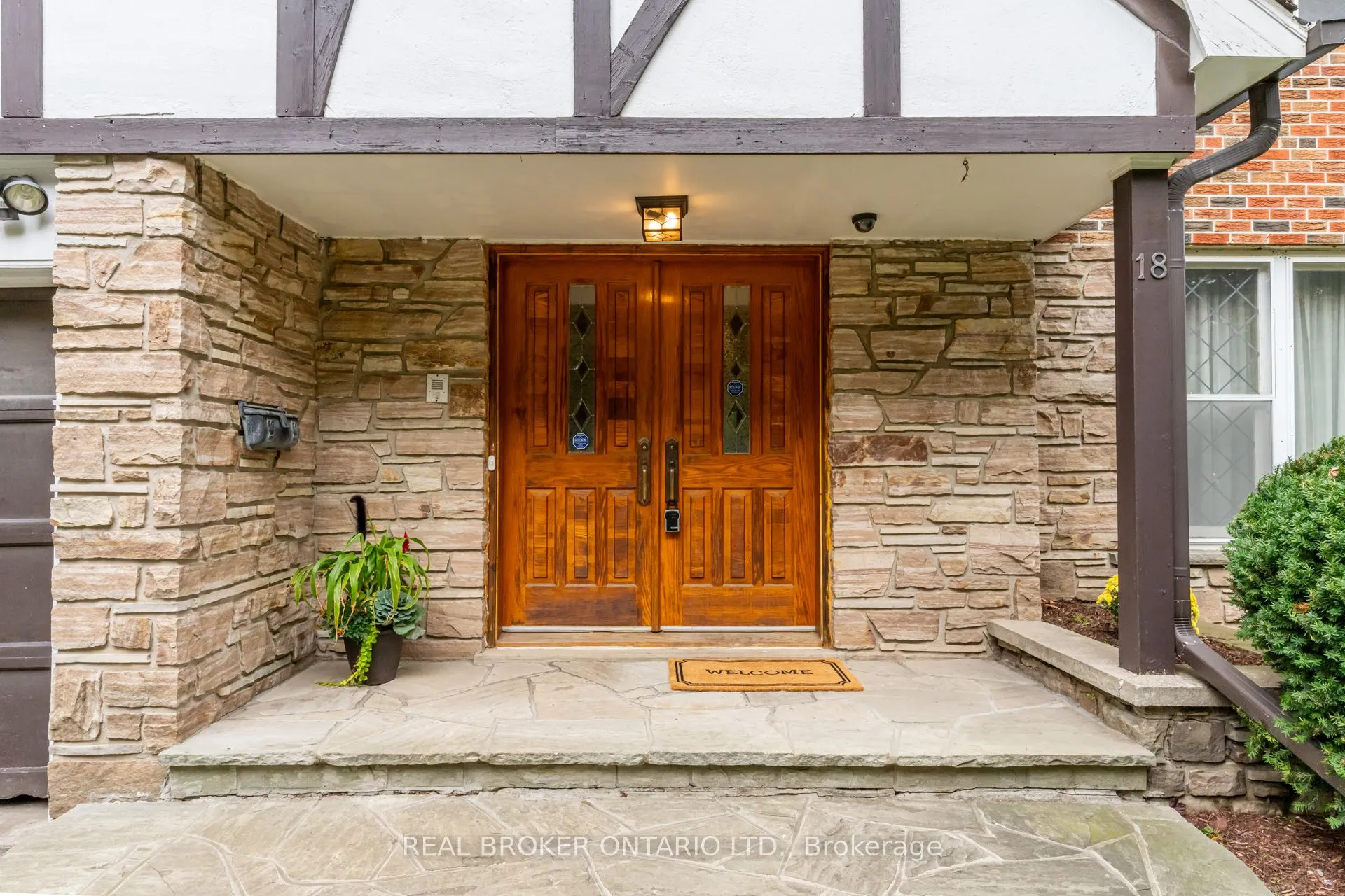 18 Burnt Log Crescent